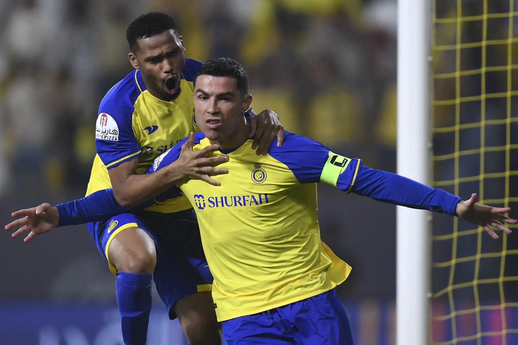 El delantero portugués de Nassr, Cristiano Ronaldo, celebra marcar el primer gol de su equipo durante el partido de fútbol de la Saudi Pro League entre Al-Nassr y Al-Raed en el al-Awwal Park Stadium en la capital saudí, Riad, el 28 de abril de 2023.
Foto: AFP