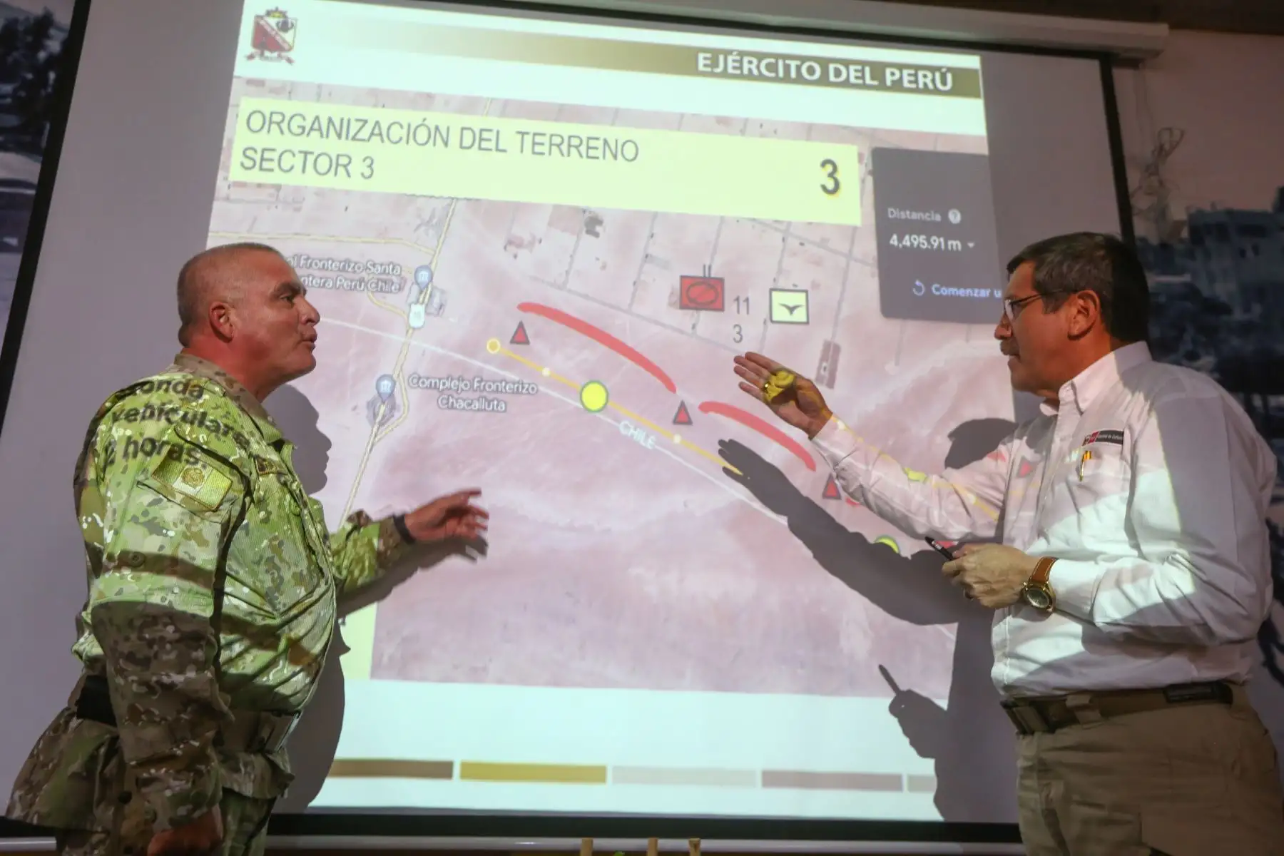 El ministro de Defensa, Jorge Chávez Cresta, supervisó la llegada a Tacna y desplazamiento del contingente militar que se ha desplegado hacia la zona fronteriza con Chile para apoyar a la Policía Nacional del Perú en las labores de vigilancia.
Foto: ANDINA/MINDEF