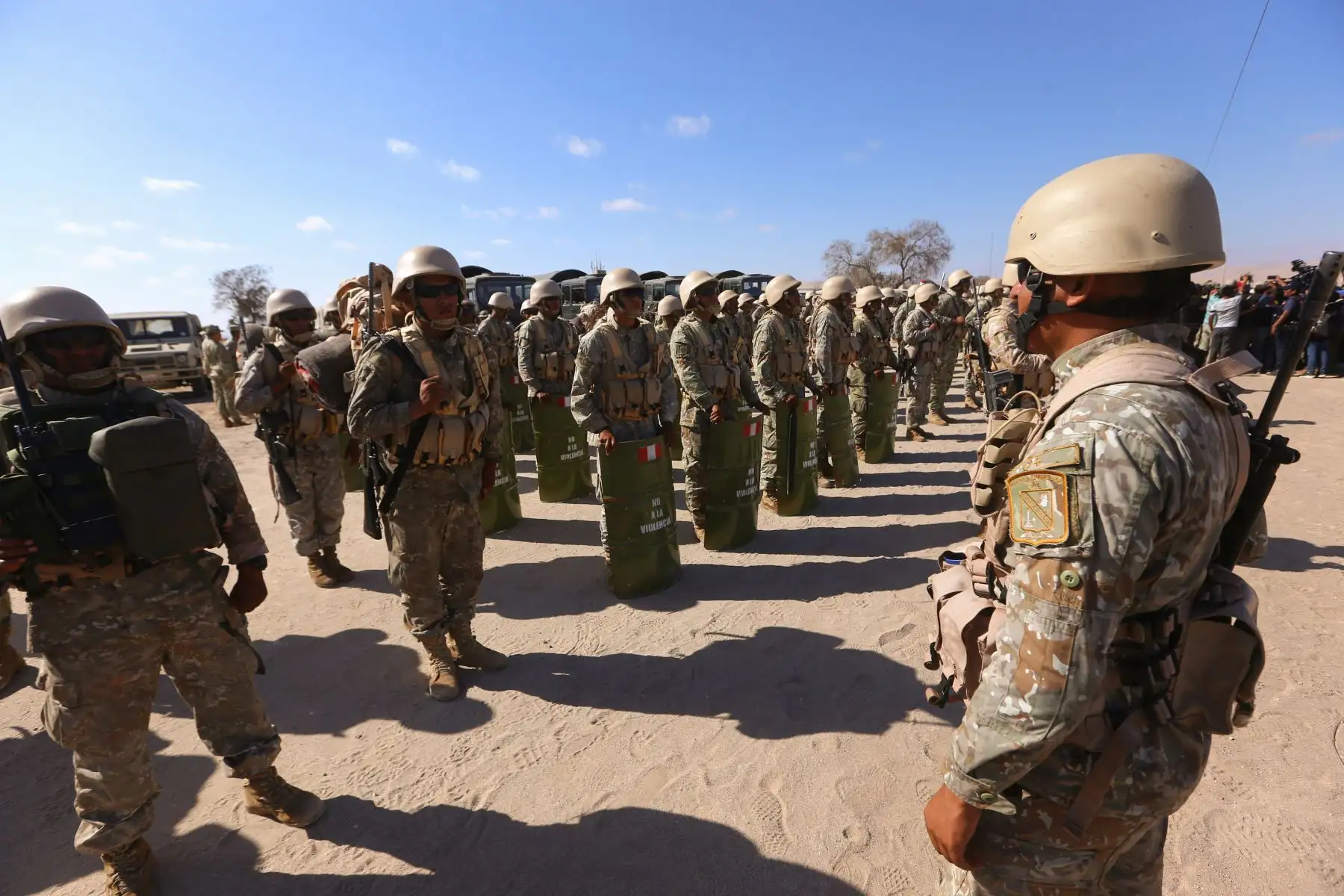 El ministro de Defensa, Jorge Chávez Cresta, supervisó la llegada a Tacna y desplazamiento del contingente militar que se ha desplegado hacia la zona fronteriza con Chile para apoyar a la Policía Nacional del Perú en las labores de vigilancia.
Foto: ANDINA/MINDEF