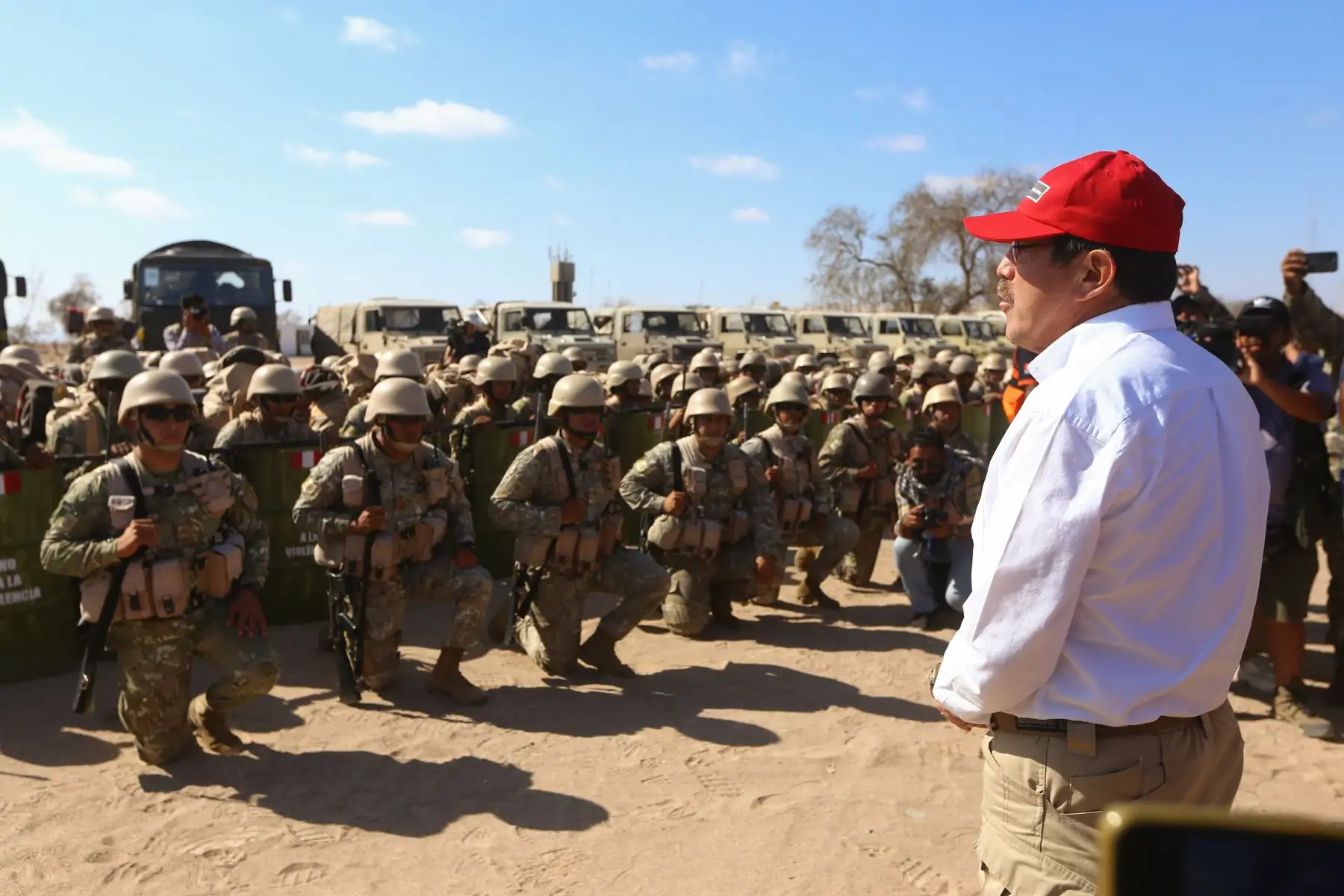 El ministro de Defensa, Jorge Chávez Cresta, supervisó la llegada a Tacna y desplazamiento del contingente militar que se ha desplegado hacia la zona fronteriza con Chile para apoyar a la Policía Nacional del Perú en las labores de vigilancia.
Foto: ANDINA/MINDEF