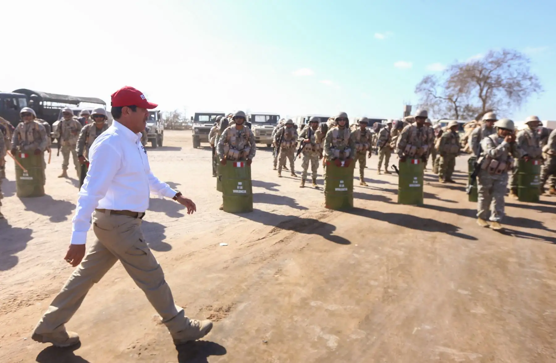 El ministro de Defensa, Jorge Chávez Cresta, supervisó la llegada a Tacna y desplazamiento del contingente militar que se ha desplegado hacia la zona fronteriza con Chile para apoyar a la Policía Nacional del Perú en las labores de vigilancia.
Foto: ANDINA/MINDEF