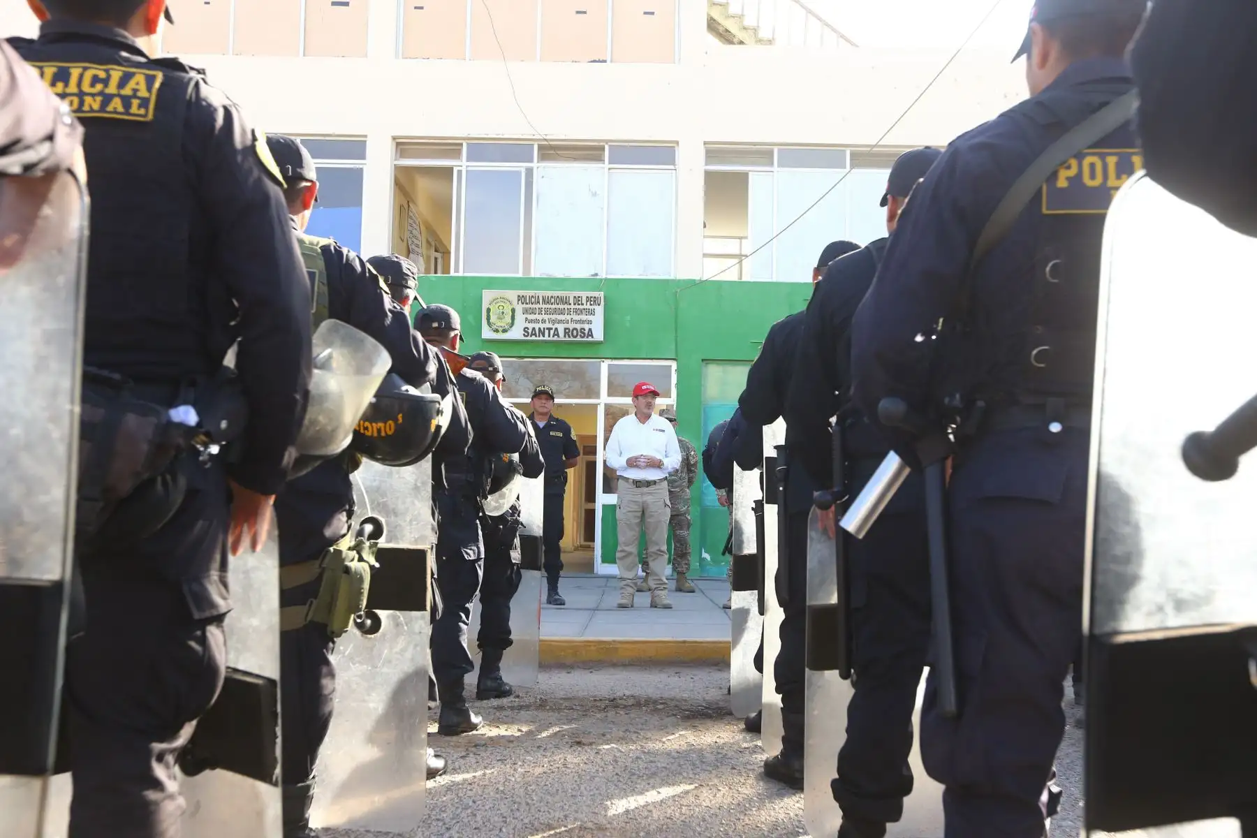 El ministro de Defensa, Jorge Chávez Cresta, supervisó la llegada a Tacna y desplazamiento del contingente militar que se ha desplegado hacia la zona fronteriza con Chile para apoyar a la Policía Nacional del Perú en las labores de vigilancia.
Foto: ANDINA/MINDEF