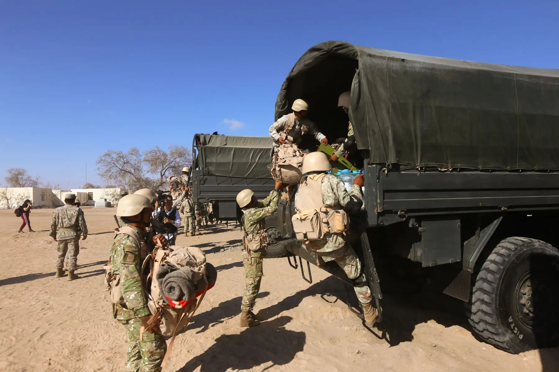 El ministro de Defensa, Jorge Chávez Cresta, supervisó la llegada a Tacna y desplazamiento del contingente militar que se ha desplegado hacia la zona fronteriza con Chile para apoyar a la Policía Nacional del Perú en las labores de vigilancia.
Foto: ANDINA/MINDEF