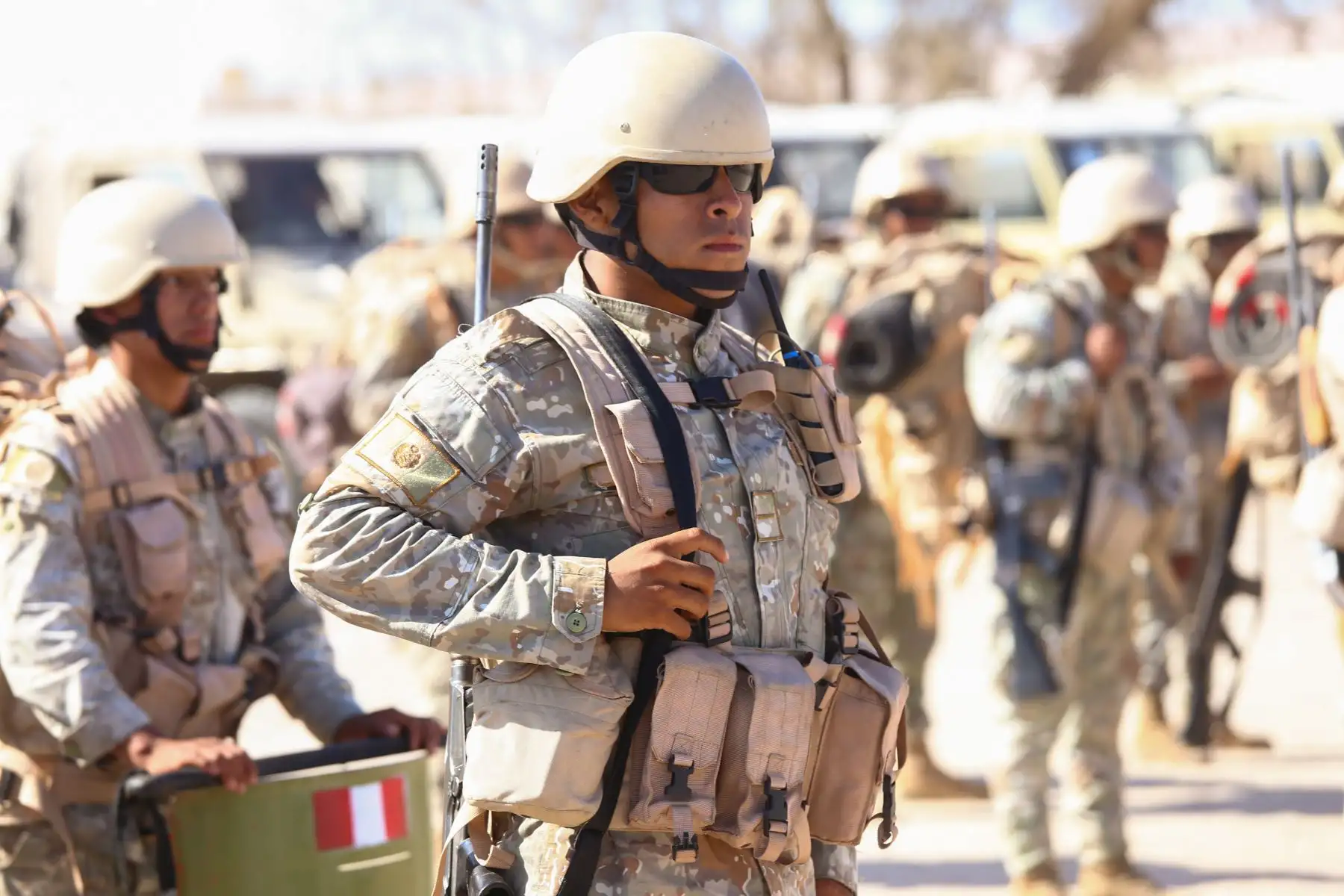 El ministro de Defensa, Jorge Chávez Cresta, supervisó la llegada a Tacna y desplazamiento del contingente militar que se ha desplegado hacia la zona fronteriza con Chile para apoyar a la Policía Nacional del Perú en las labores de vigilancia.
Foto: ANDINA/MINDEF
