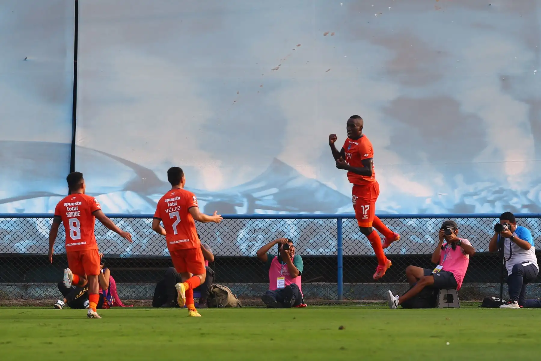Con goles de Yorleys Mena en el minuto 57 y de Igancio da Silva en el minuto 66, el club César Vallejo empata esta tarde 1-1 con Sporting Cristal, en el estadio Alberto Gallardo de San Martín de Porres.
Foto: ANDINA/Eddy Ramos