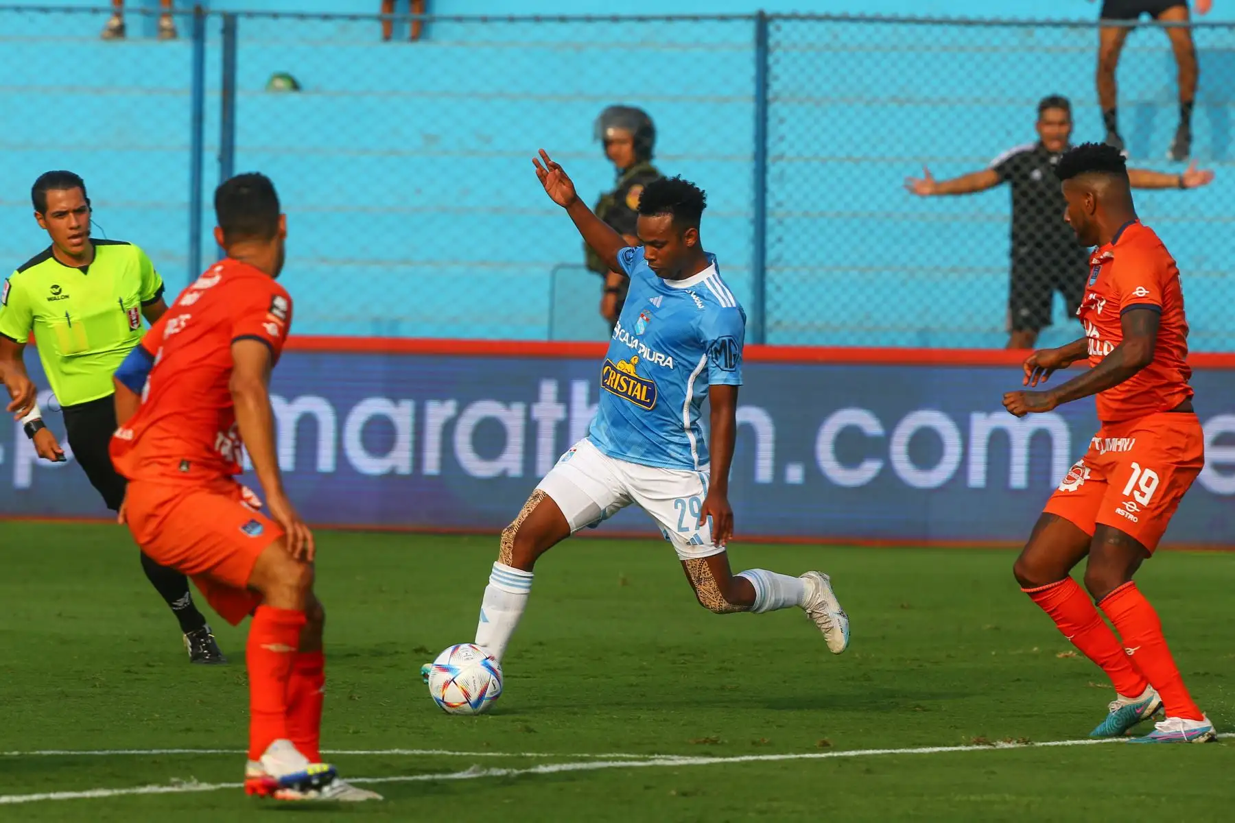 Con goles de Yorleys Mena en el minuto 57 y de Igancio da Silva en el minuto 66, el club César Vallejo empata esta tarde 1-1 con Sporting Cristal, en el estadio Alberto Gallardo de San Martín de Porres.
Foto: ANDINA/Eddy Ramos