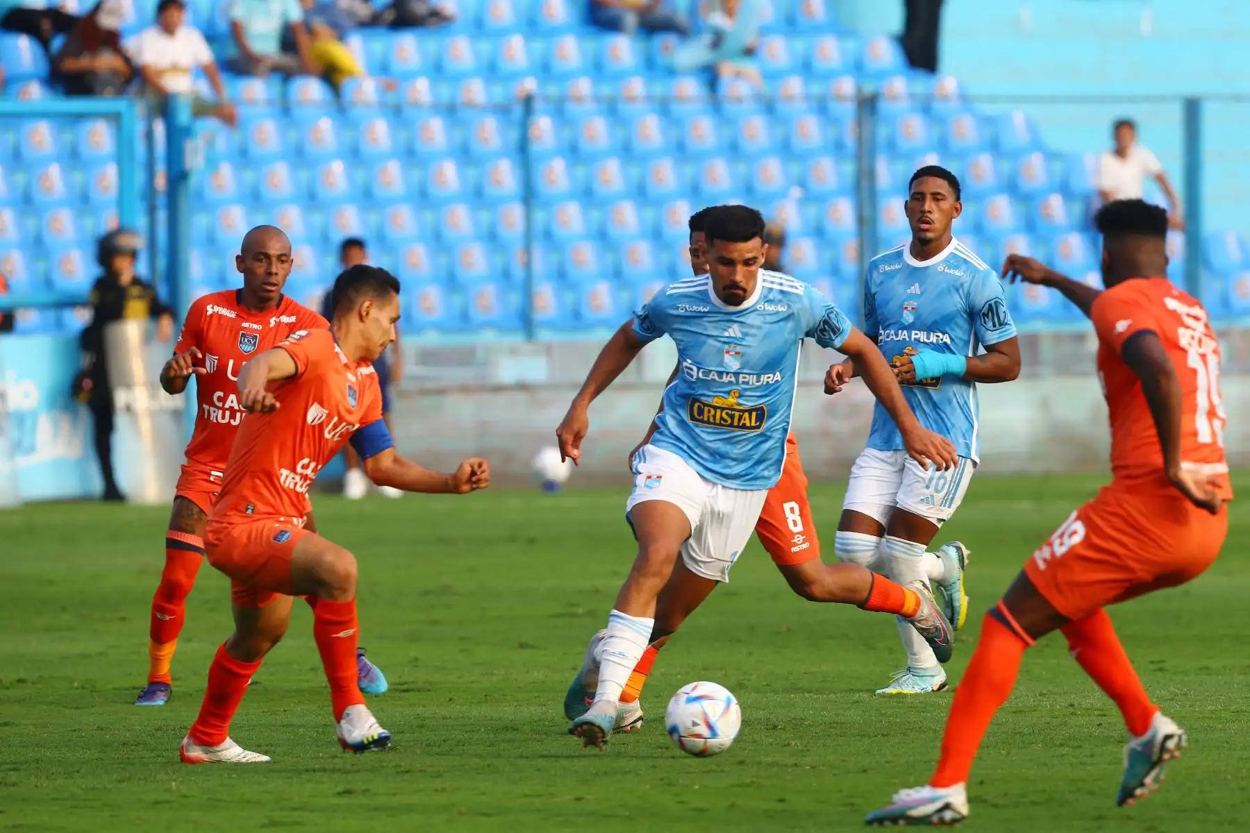 Con goles de Yorleys Mena en el minuto 57 y de Igancio da Silva en el minuto 66, el club César Vallejo empata esta tarde 1-1 con Sporting Cristal, en el estadio Alberto Gallardo de San Martín de Porres. Foto: ANDINA/Eddy Ramos