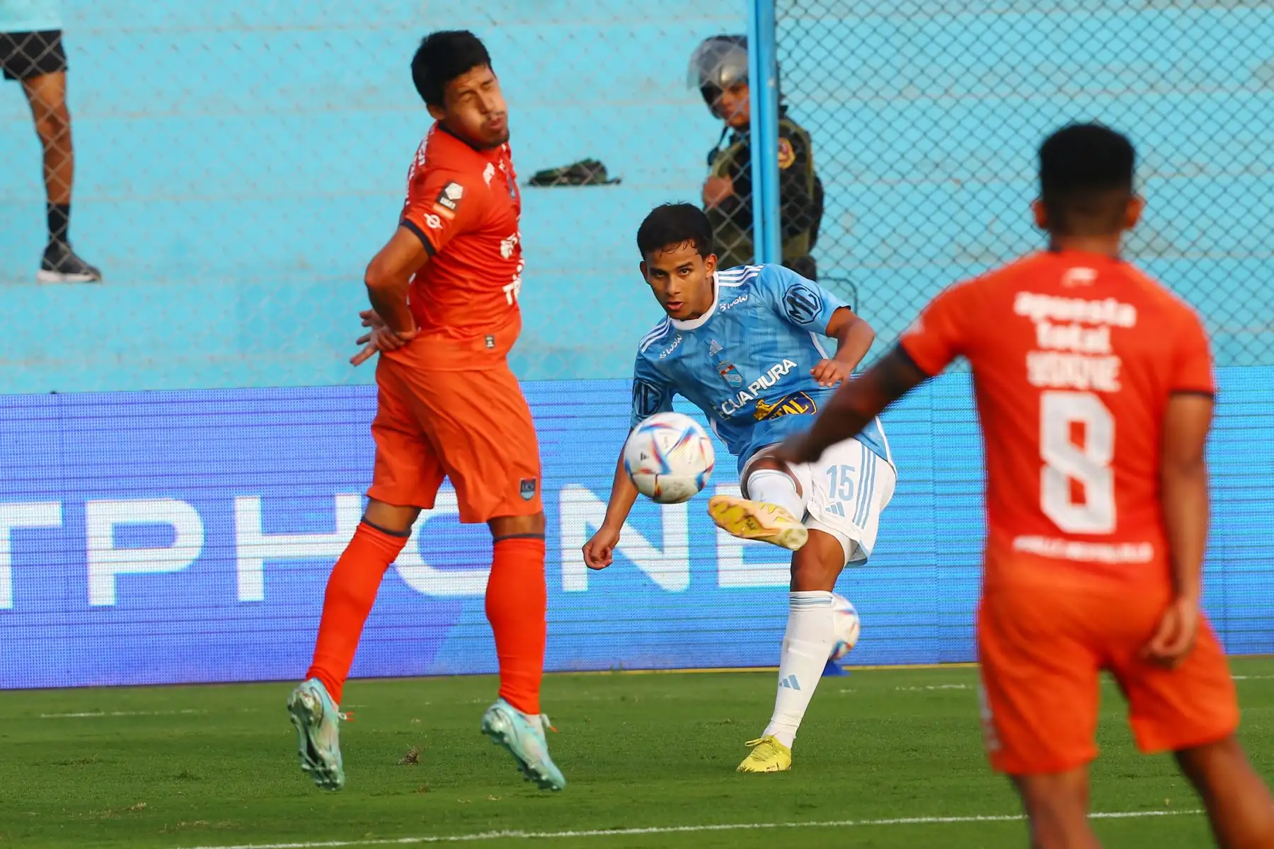 Con goles de Yorleys Mena en el minuto 57 y de Igancio da Silva en el minuto 66, el club César Vallejo empata esta tarde 1-1 con Sporting Cristal, en el estadio Alberto Gallardo de San Martín de Porres. Foto: ANDINA/Eddy Ramos