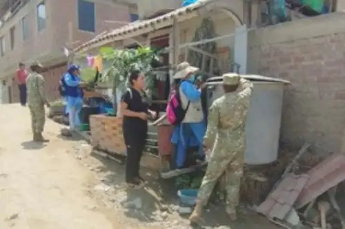 Las visitas domiciliarias se realizaron en las zonas de San Luis y José Carlos Mariátegui de VMT y José María Arguedas de SJM, y contaron con la participación de 60 soldados, inspectores de control focal y agentes comunitarios de salud. ANDINA/Diris Lima Sur.