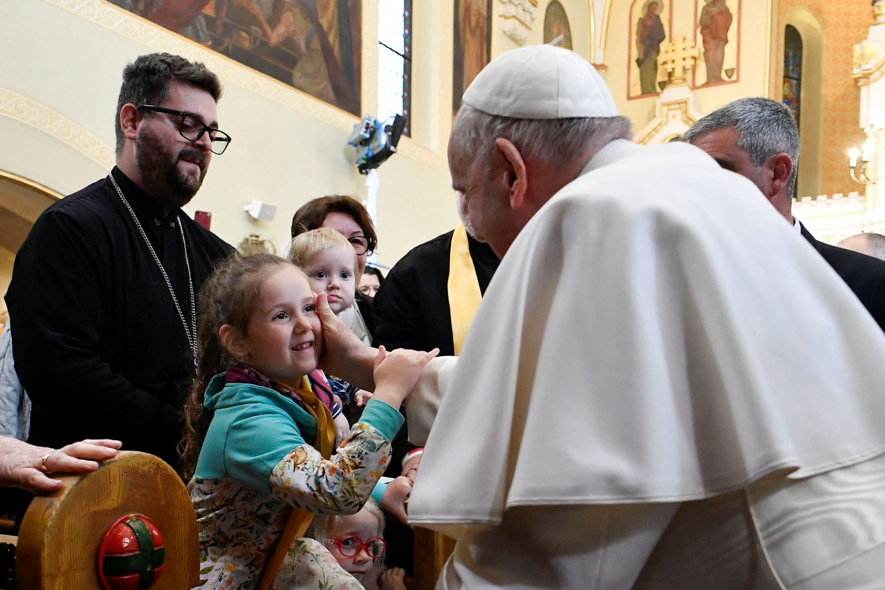 El Papa Francisco acaricia a un niño en la Iglesia "Protección de la Madre de Dios", donde se encuentra con la comunidad católica griega durante su visita a Budapest, Hungría, el 29 de abril de 2023. Foto: AFP