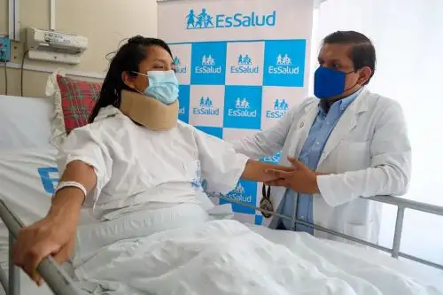 La paciente tenia una fractura en las vértebras cervicales, cuadro que comprometía severamente el normal movimiento de sus extremidades.