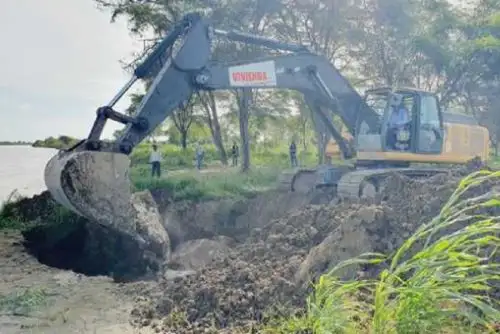 El Ministerio de Vivienda, Construcción y Saneamiento desplazó maquinaria de línea amarilla hacia la zona de San Antonio, distrito de Cura Mori, para el reforzamiento del dique en el río Piura con el fin de evitar que la erosión avance y pueda ocurrir una fractura que afecte a la población y campos de cultivo de la zona.