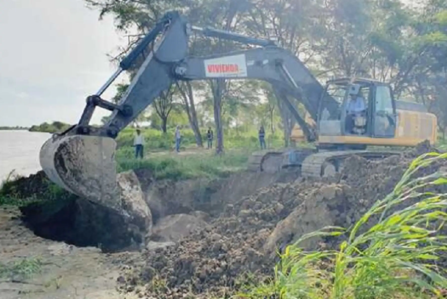 El Ministerio de Vivienda, Construcción y Saneamiento desplazó maquinaria de línea amarilla hacia la zona de San Antonio, distrito de Cura Mori, para el reforzamiento del dique en el río Piura con el fin de evitar que la erosión avance y pueda ocurrir una fractura que afecte a la población y campos de cultivo de la zona.