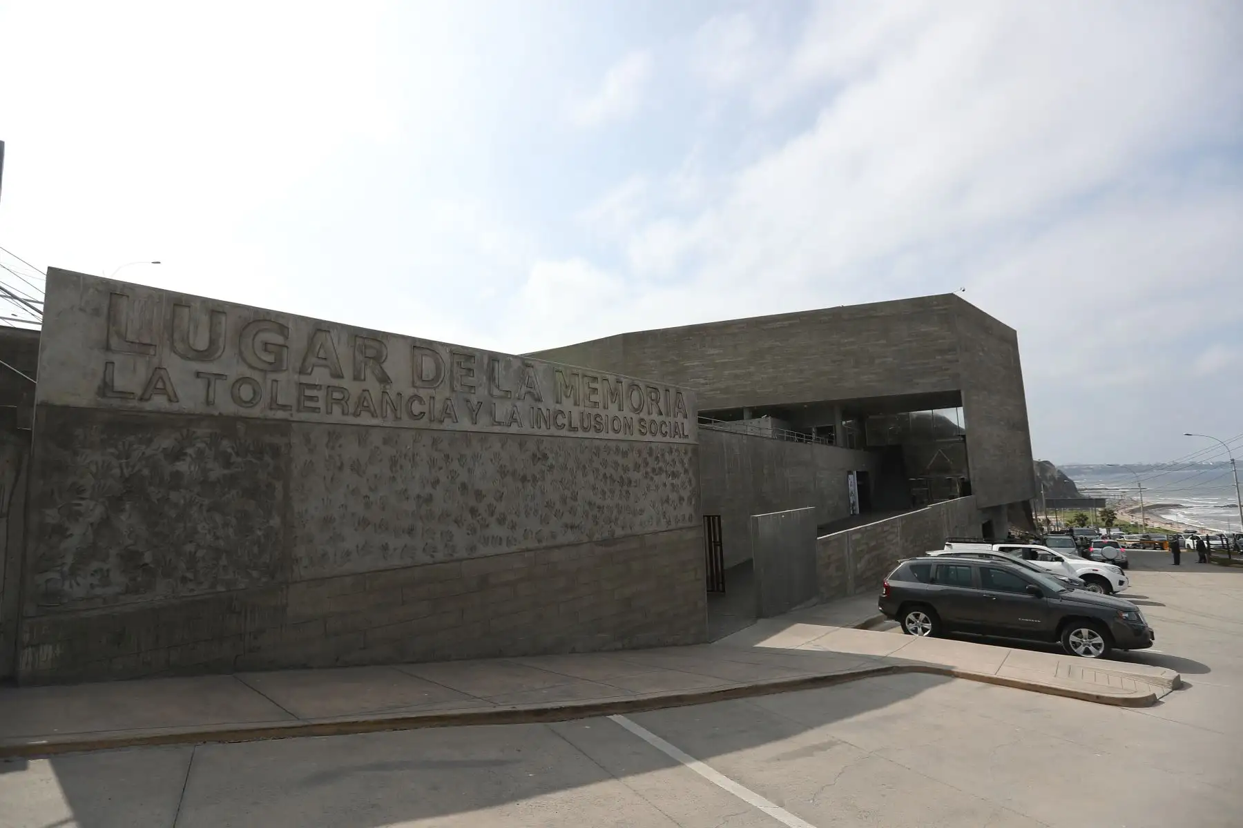 El lugar de la Memoria, la Tolerancia y la Inclusión Social (LUM) reabre sus puertas al público luego que el Ministerio de Cultura ejecutara un plan de adecuación sobre temas de seguridad de la edificación.

Foto: ANDINA/Ricardo Cuba