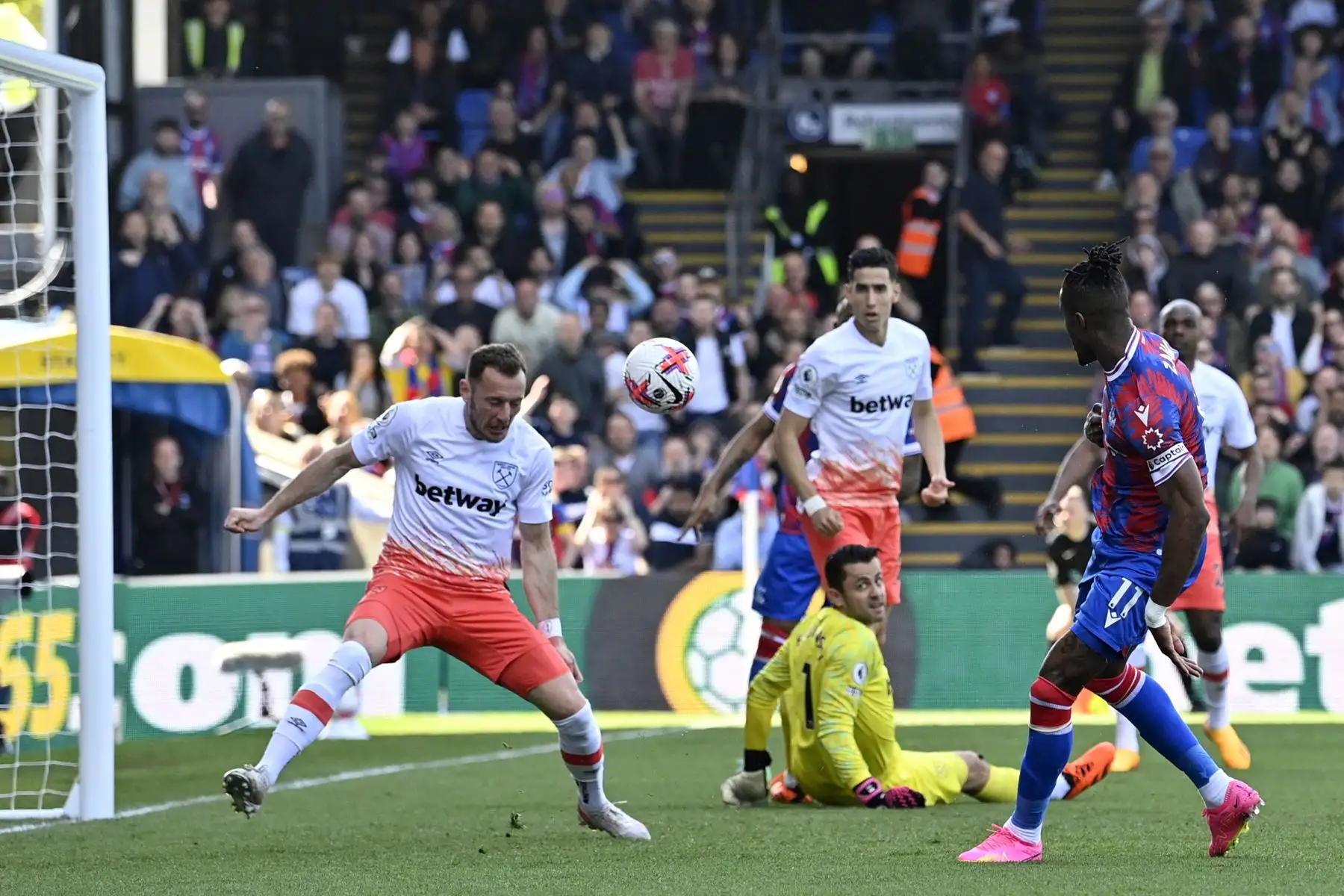 El delantero marfileño de Crystal Palace, Wilfried Zaha, dispara para marcar su segundo gol durante el partido de fútbol de la Premier League inglesa entre Crystal Palace y West Ham United. Foto: ANDINA/AFP