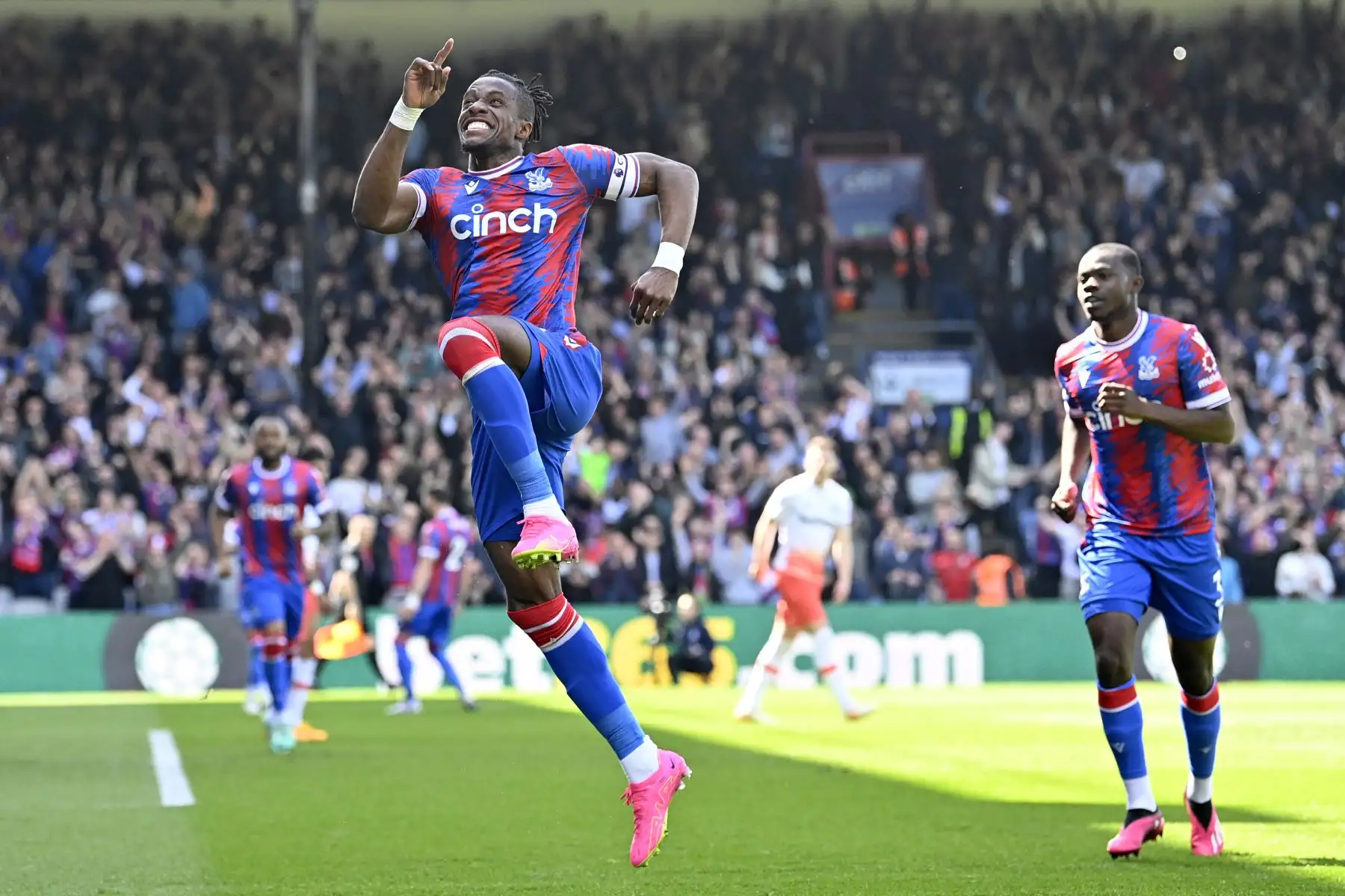El delantero marfileño de Crystal Palace, Wilfried Zaha, celebra después de marcar su segundo gol durante el partido de fútbol de la Premier League inglesa entre Crystal Palace y West Ham United. Foto: ANDINA/AFP