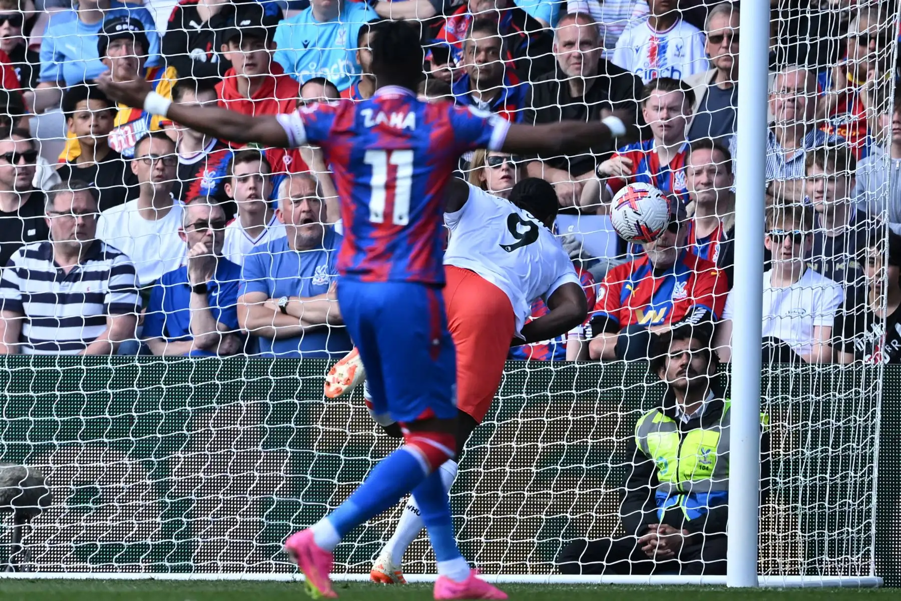 El mediocampista inglés del West Ham United, Michail Antonio, anota su segundo gol con este cabezazo a quemarropa durante el partido de fútbol de la Premier League inglesa entre el Crystal Palace y el West Ham United. 
Foto: ANDINA/AFP