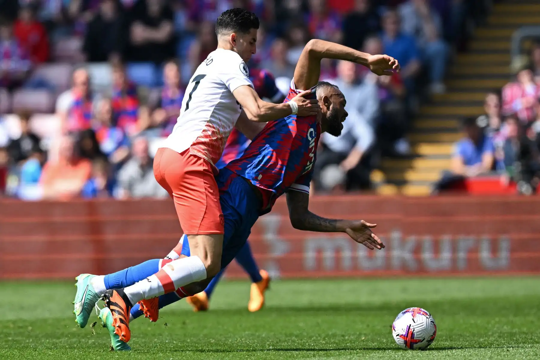 El defensor marroquí de West Ham United, Nayef Aguerd, ensucia al delantero ghanés nacido en Francia de Crystal Palace, Jordan Ayew (R), durante el partido de fútbol de la Premier League inglesa entre Crystal Palace y West Ham United. Foto:ANDINA/AFP