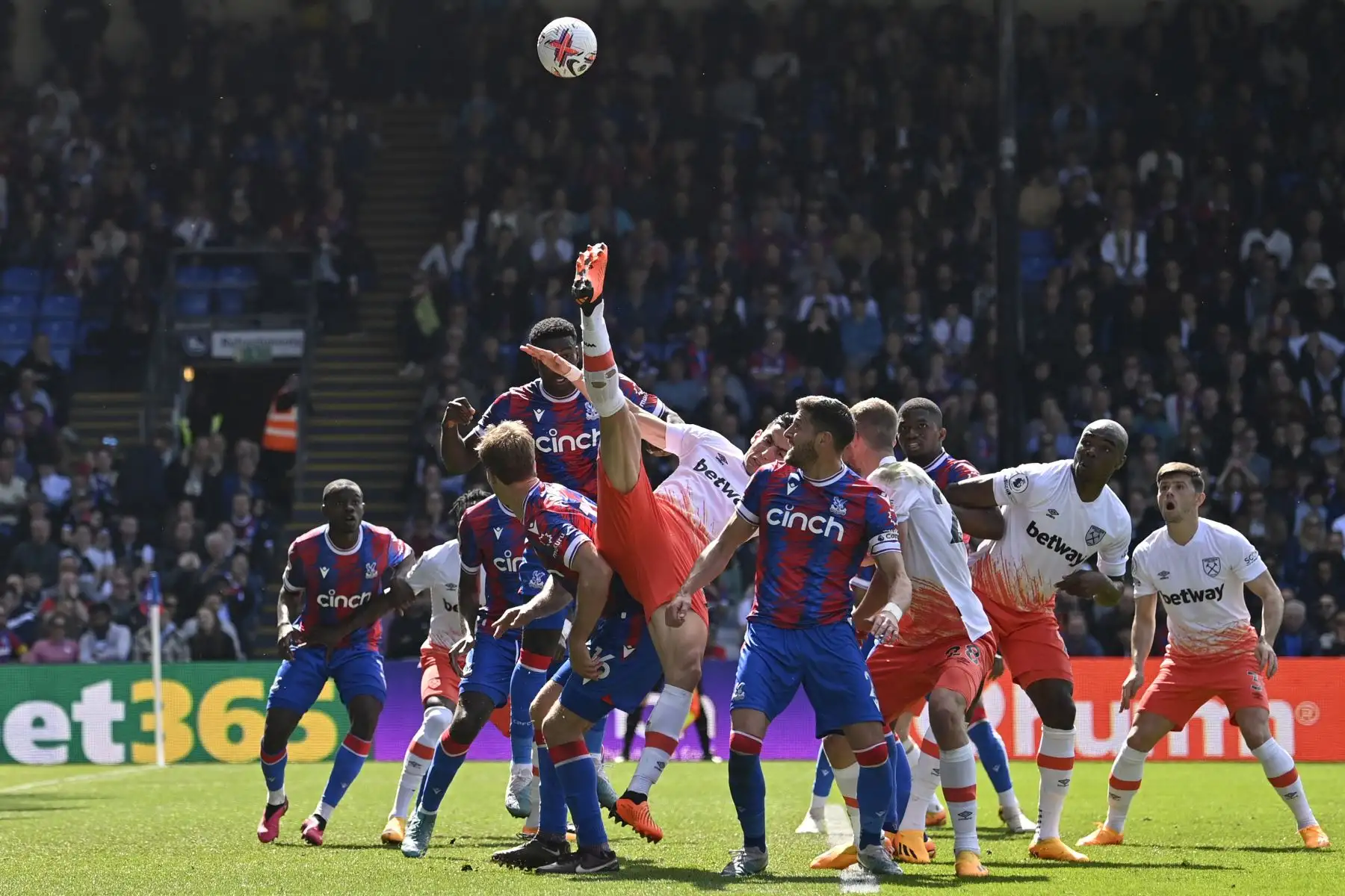 El defensa marroquí del West Ham United, Nayef Aguerd, no logra conectar con el balón durante el partido de fútbol de la Premier League inglesa entre el Crystal Palace y el West Ham United. Foto:ANDINA/AFP