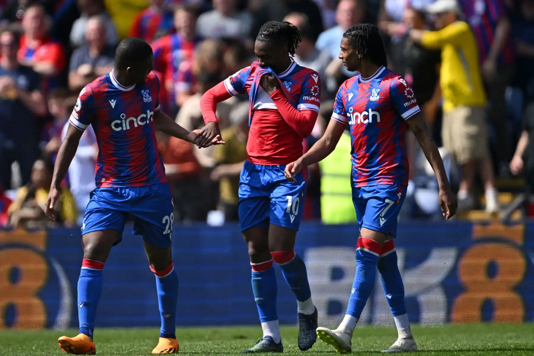 El mediocampista inglés de Crystal Palace, Eberechi Eze, celebra con sus compañeros de equipo después de anotar su cuarto gol desde el punto de penalti durante el partido de fútbol de la Premier League inglesa entre Crystal Palace y West Ham United. Foto:ANDINA/AFP