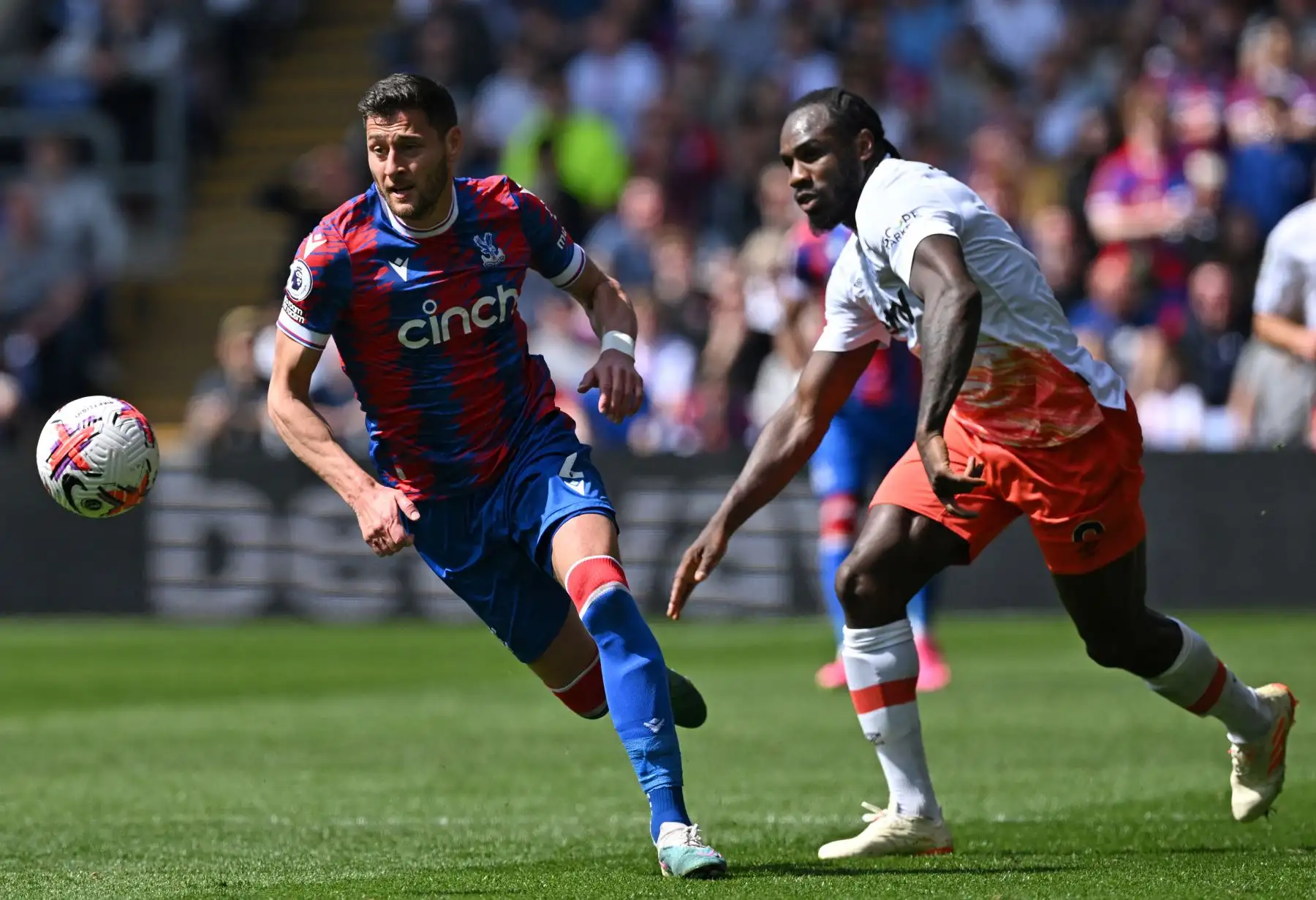 El defensor inglés de Crystal Palace, Joel Ward, compite con el mediocampista inglés de West Ham United, Michail Antonio, durante el partido de fútbol de la Premier League inglesa entre Crystal Palace y West Ham United. Foto:ANDINA/AFP