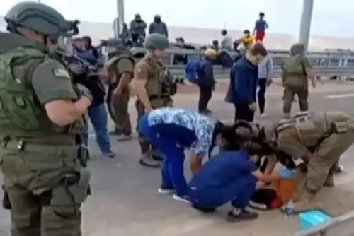 Una de las piedras impactó en la cabeza de una persona, al parecer un migrante varado, quien quedó tendido en la autopista y fue auxiliado por carabineros de Chile, dado que se encontraba en territorio de ese país.