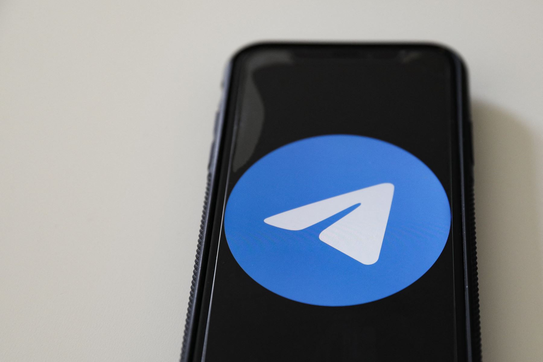 Esta fotografía ilustrativa tomada el 16 de agosto de 2019 en París muestra un teléfono inteligente que muestra el logotipo de la aplicación Telegram. Foto: AFP