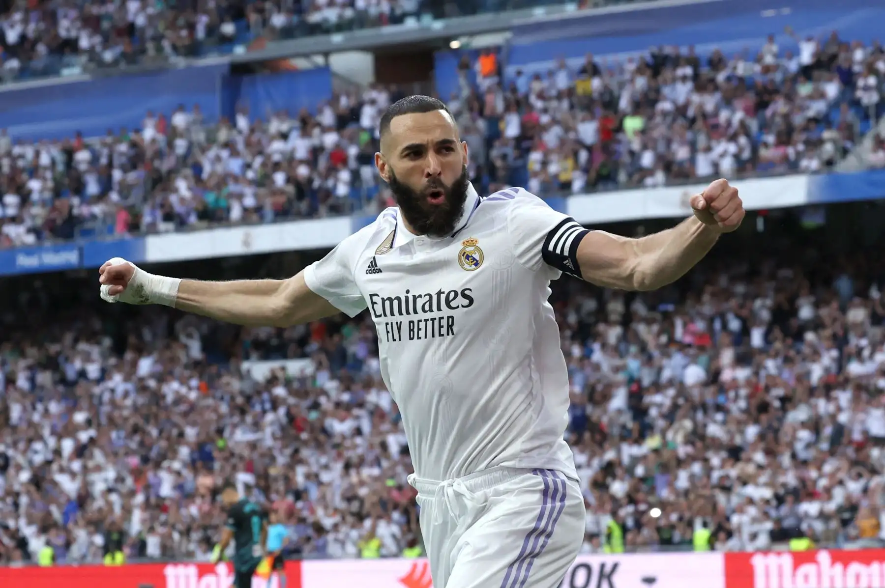 El delantero francés del Real Madrid, Karim Benzema, celebra marcar el primer gol de su equipo durante el partido de fútbol de la liga española entre el Real Madrid CF y la UD Almería en el estadio Santiago Bernabéu de Madrid el 29 de abril de 2023.

Foto: AFP