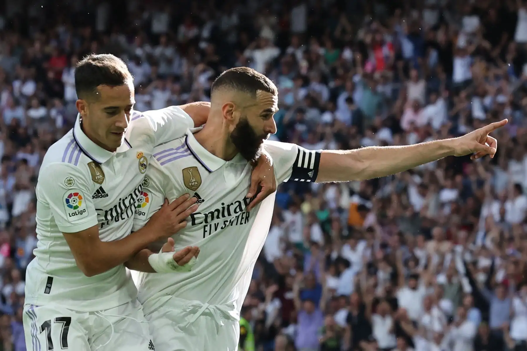 El delantero francés del Real Madrid, Karim Benzema (D), celebra marcar el segundo gol de su equipo durante el partido de fútbol de la liga española entre el Real Madrid CF y la UD Almería en el estadio Santiago Bernabéu de Madrid el 29 de abril de 2023.

Foto: AFP