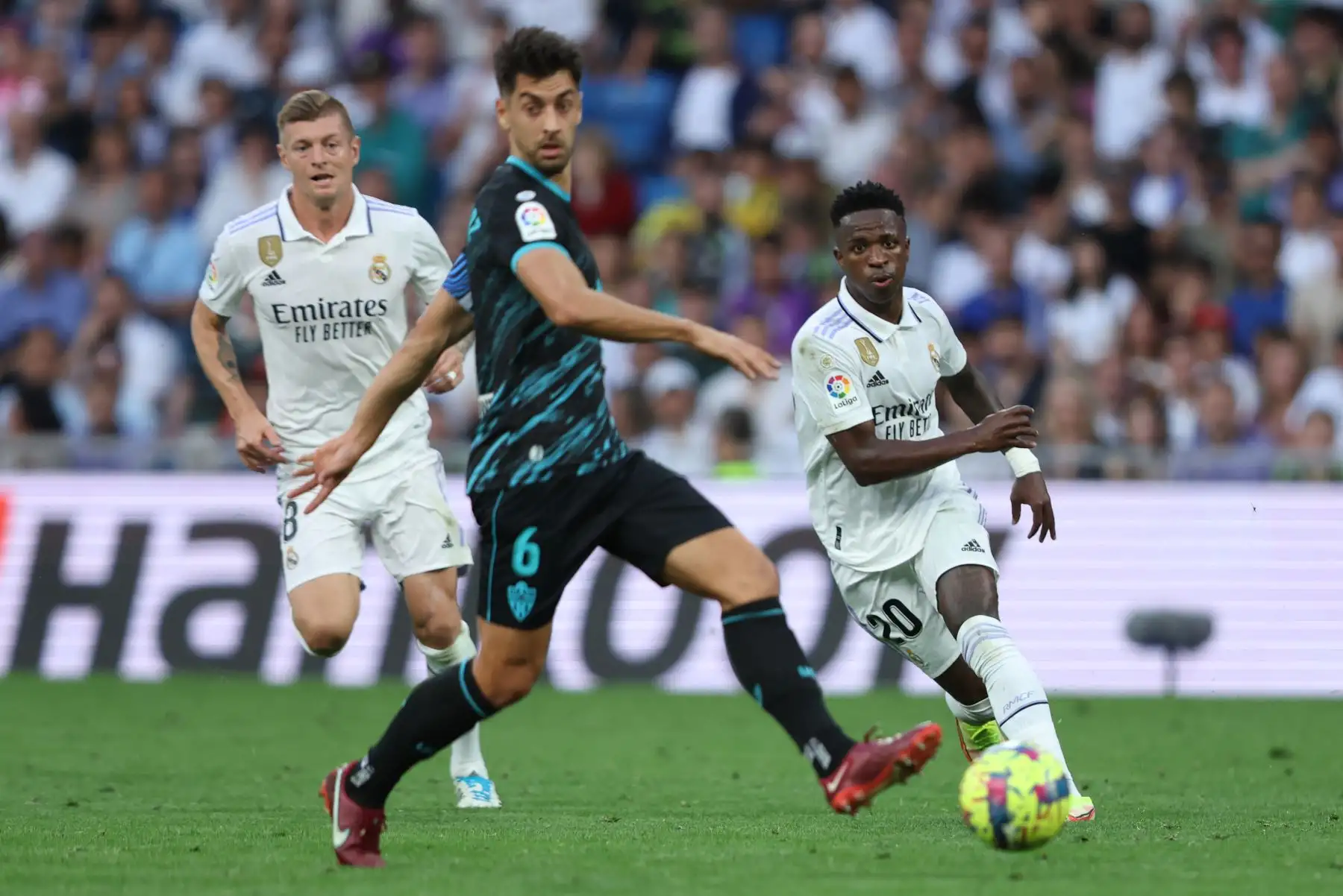 El delantero brasileño del Real Madrid Vinicius Junior (R) y el mediocampista alemán del Real Madrid Toni Kroos (L) compiten con el mediocampista español del Almería César de la Hoz durante el partido de fútbol de la liga española entre el Real Madrid CF y la UD Almería en el estadio Santiago Bernabeu en Madrid el abril 29, 2023.
Foto: AFP