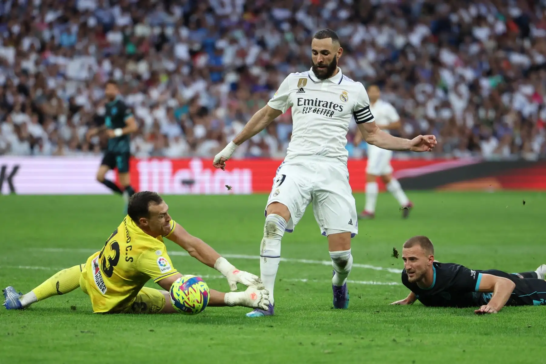 El delantero francés del Real Madrid Karim Benzema compite con el defensor brasileño del Almería Rodrigo Ely (D) y el portero español del Almería Fernando Martínez (L) durante el partido de fútbol de la liga española entre el Real Madrid CF y la UD Almería en el estadio Santiago Bernabeu en Madrid el 29 de abril de 2023 .
Foto: AFP