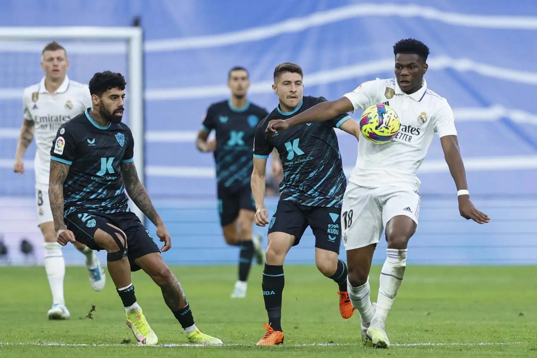 El centrocampista francés del Real Madrid Aurélien Tchouaméni (d) controla el balón durante el encuentro correspondiente a la jornada 32 de LaLiga Santander que se disputa este sábado entre el Real Madrid y la UD Almería en el Santiago Bernabéu de Madrid.
Foto: EFE