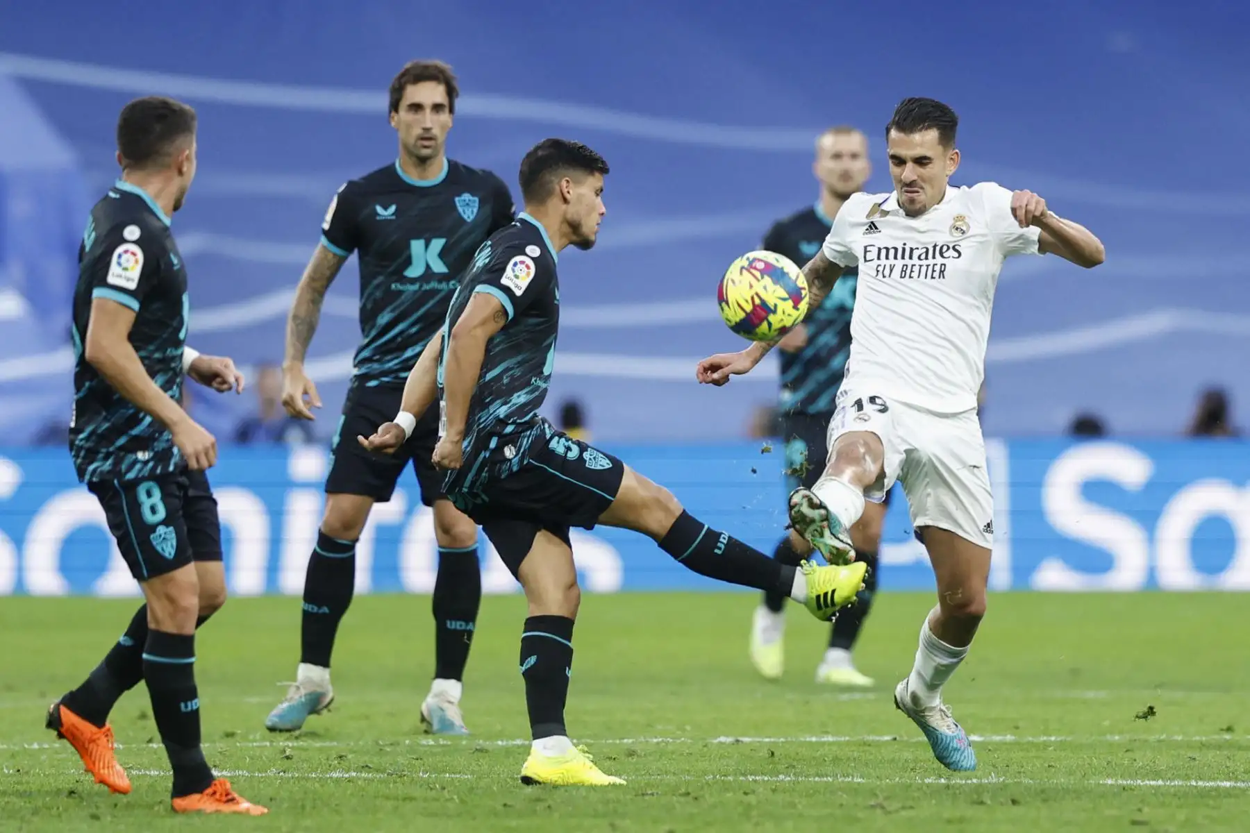 Daniel Ceballos (d), centrocampista del Real Madrid disputa una posesión ante Lucas Robertone, centrocampista argentino de la UD Almería (c) durante el encuentro correspondiente a la jornada 32 de LaLiga Santander que se disputa este sábado entre el Real Madrid y la UD Almería en el Santiago Bernabéu de Madrid. 

Foto: EFE