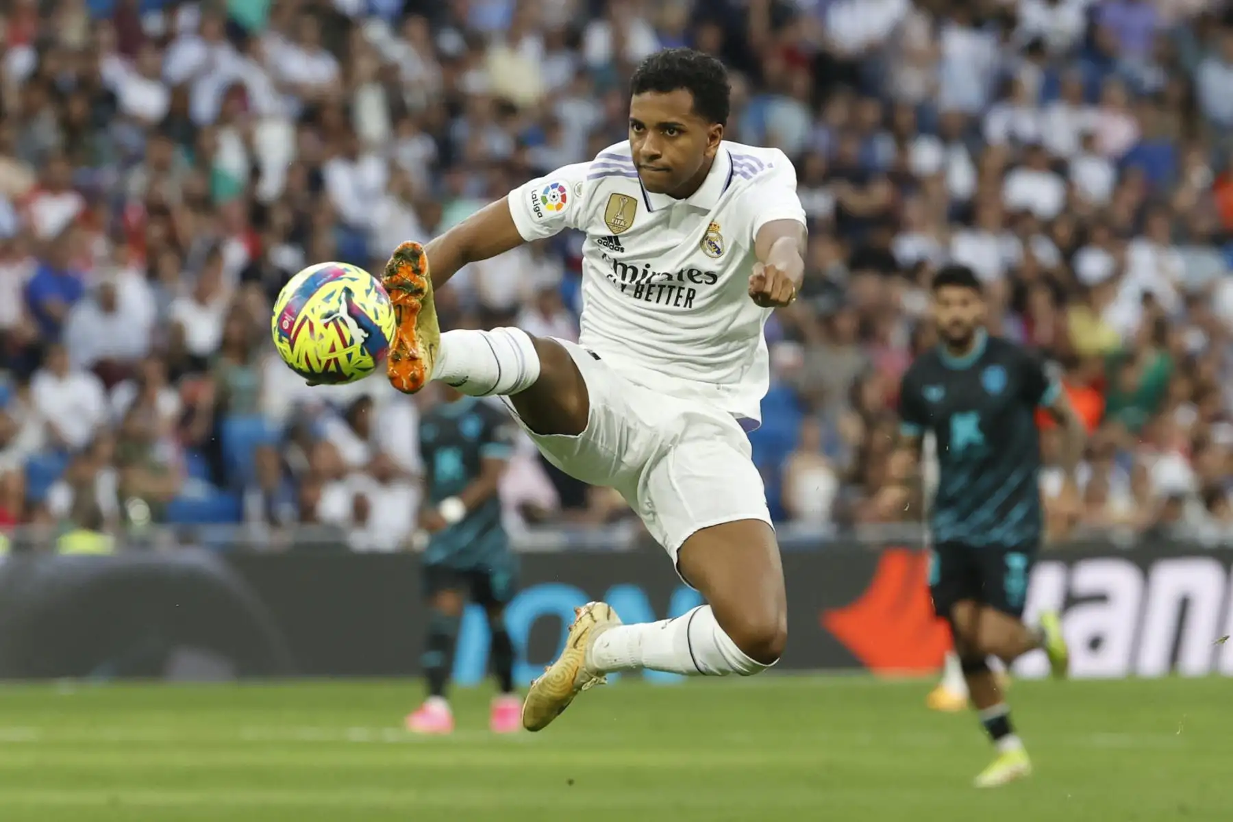 El atacante brasileño del Real Madrid Rodrygo Goes controla un balón durante el encuentro correspondiente a la jornada 32 de LaLiga Santander que se disputa este sábado entre el Real Madrid y la UD Almería en el Santiago Bernabéu de Madrid. 

Foto: EFE