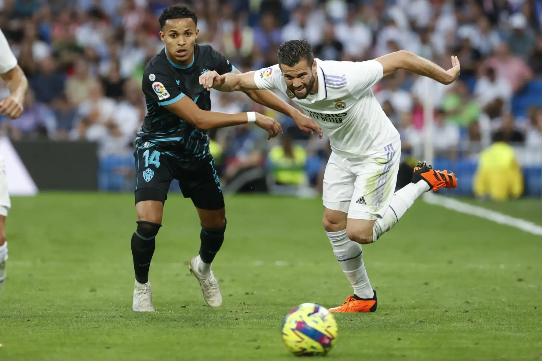 El defensa del Real Madrid Nacho Fernández (d) lucha con Lazaro Vinicius Marques, del Almería, en el encuentro correspondiente a la jornada 32 de LaLiga Santander que Real Madrid y UD Almería disputan este sábado en el Santiago Bernabéu, en Madrid.
Foto: EFE