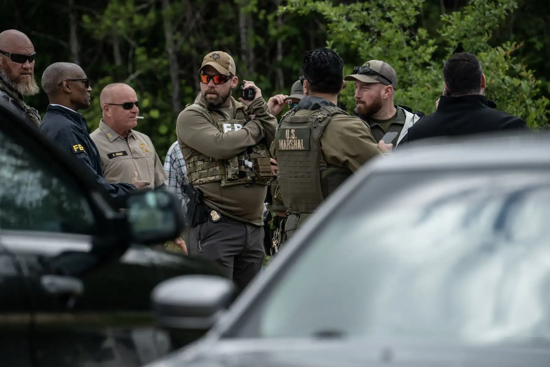 Las fuerzas del orden buscan al sospechoso a pocos kilómetros del lugar donde cinco personas, entre ellas un niño de 8 años, murieron tras un tiroteo en el interior de una vivienda el 29 de abril de 2023 en Cleveland, Texas. El presunto autor de los disparos, que aún no se encuentra detenido, utilizó un rifle AR-15 para disparar contra sus vecinos, lo que también causó al menos otros tres heridos. Foto: AFP