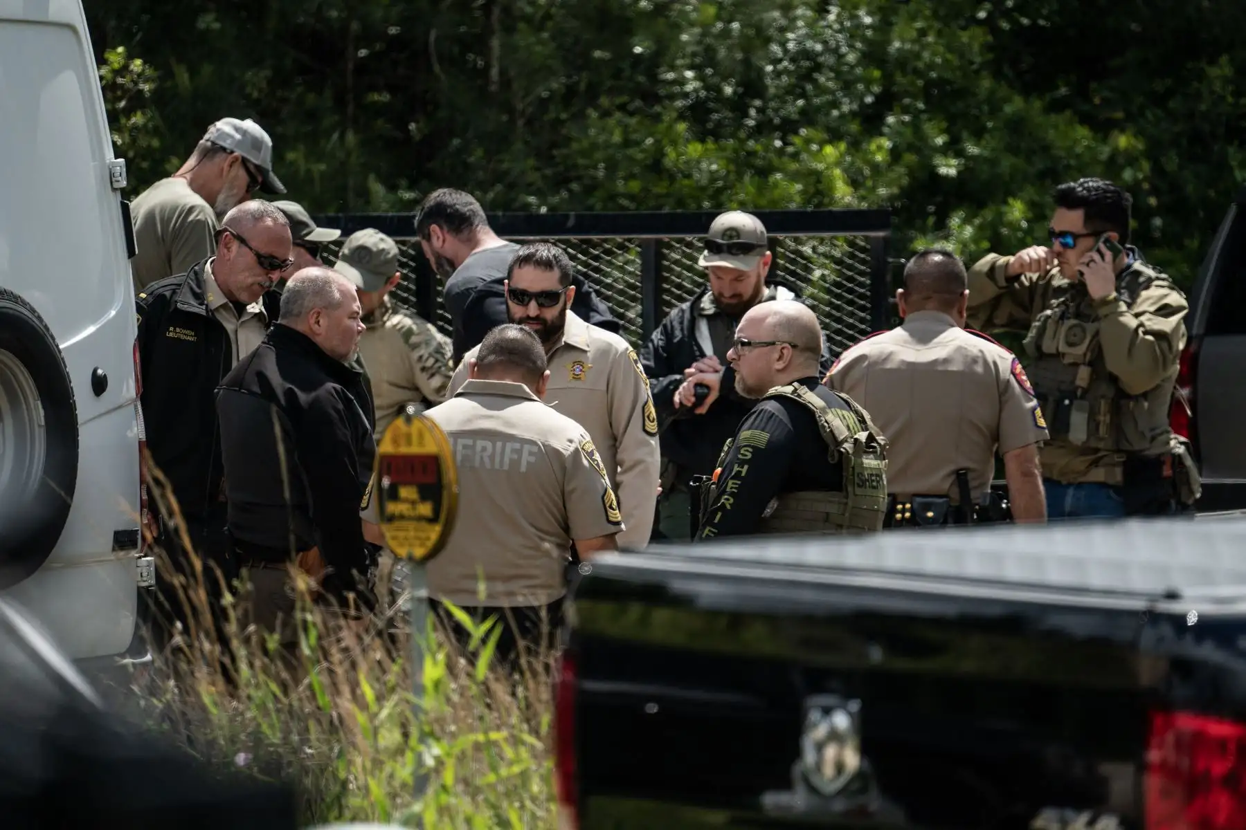 Las fuerzas de seguridad buscan al sospechoso a pocos kilómetros de donde cinco personas, entre ellas un niño de 8 años, murieron tras un tiroteo en el interior de una vivienda el 29 de abril de 2023 en Cleveland, Texas. El presunto autor de los disparos, que aún no está detenido, utilizó un rifle AR-15 para disparar contra sus vecinos, hiriendo también al menos a otras tres personas. Foto: AFP