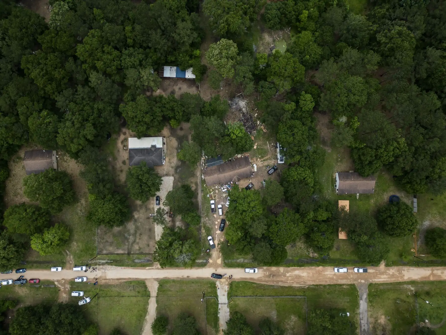 En esta vista aérea, exterior de una escena del crimen donde cinco personas, entre ellas un niño de 8 años, murieron tras un tiroteo en el interior de una vivienda el 29 de abril de 2023 en Cleveland, Texas. El presunto autor de los disparos, que aún no está detenido, utilizó un rifle AR-15 para disparar a sus vecinos, lo que también causó al menos otros tres heridos. Foto: AFP