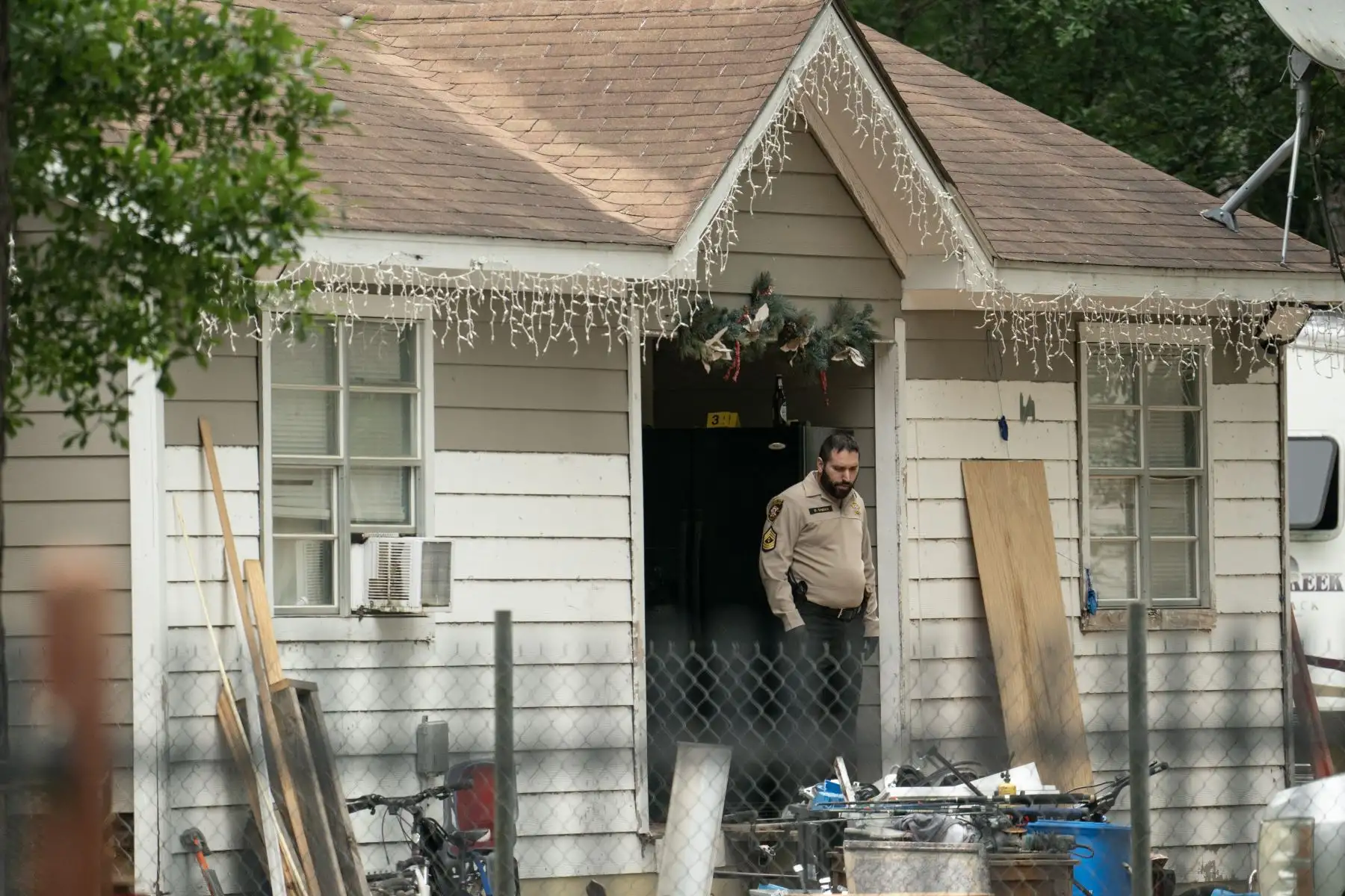 Las fuerzas del orden acuden al lugar del crimen donde cinco personas, entre ellas un niño de 8 años, murieron tras un tiroteo en el interior de una vivienda el 29 de abril de 2023 en Cleveland, Texas. El presunto autor de los disparos, que aún no ha sido detenido, utilizó un rifle AR-15 para disparar contra sus vecinos, lo que causó al menos otros tres heridos. Foto: AFP
