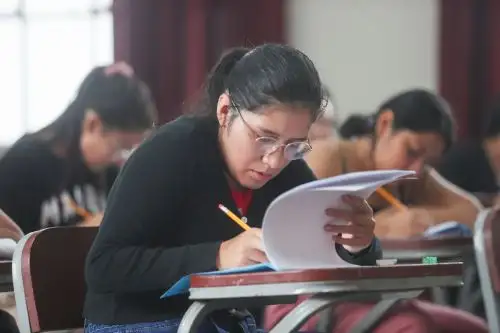 Miles de jóvenes hacen colas desde tempranas horas de la mañana para rendir examen de admisión en la Universidad Federico Villarreal 2023.Foto: ANDINA/Ricardo Cuba