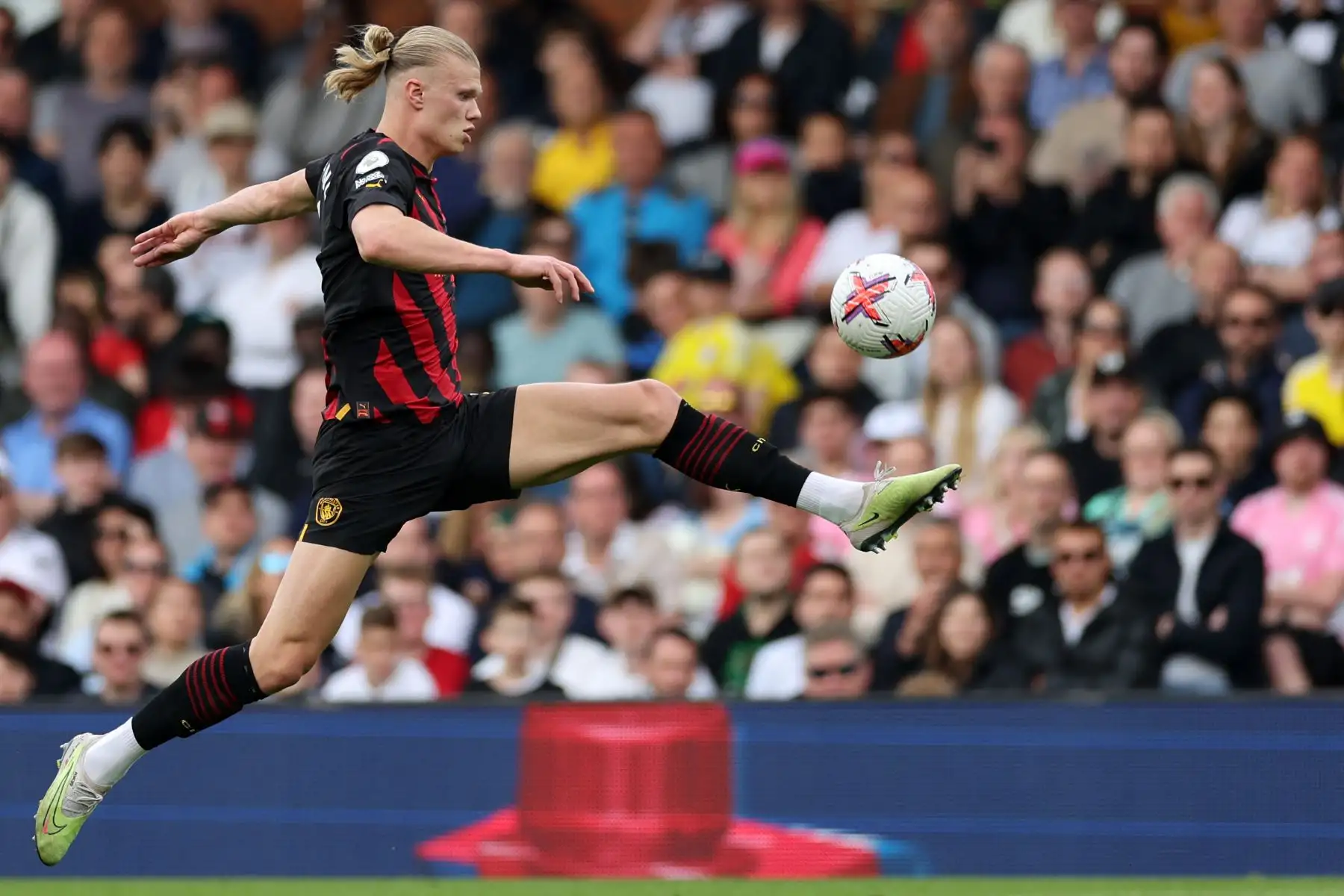 El delantero noruego del Manchester City, Erling Haaland, controla el balón durante el partido de fútbol de la Premier League inglesa entre el Fulham y el Manchester City en Craven Cottage en Londres el 30 de abril de 2023.
Foto: AFP