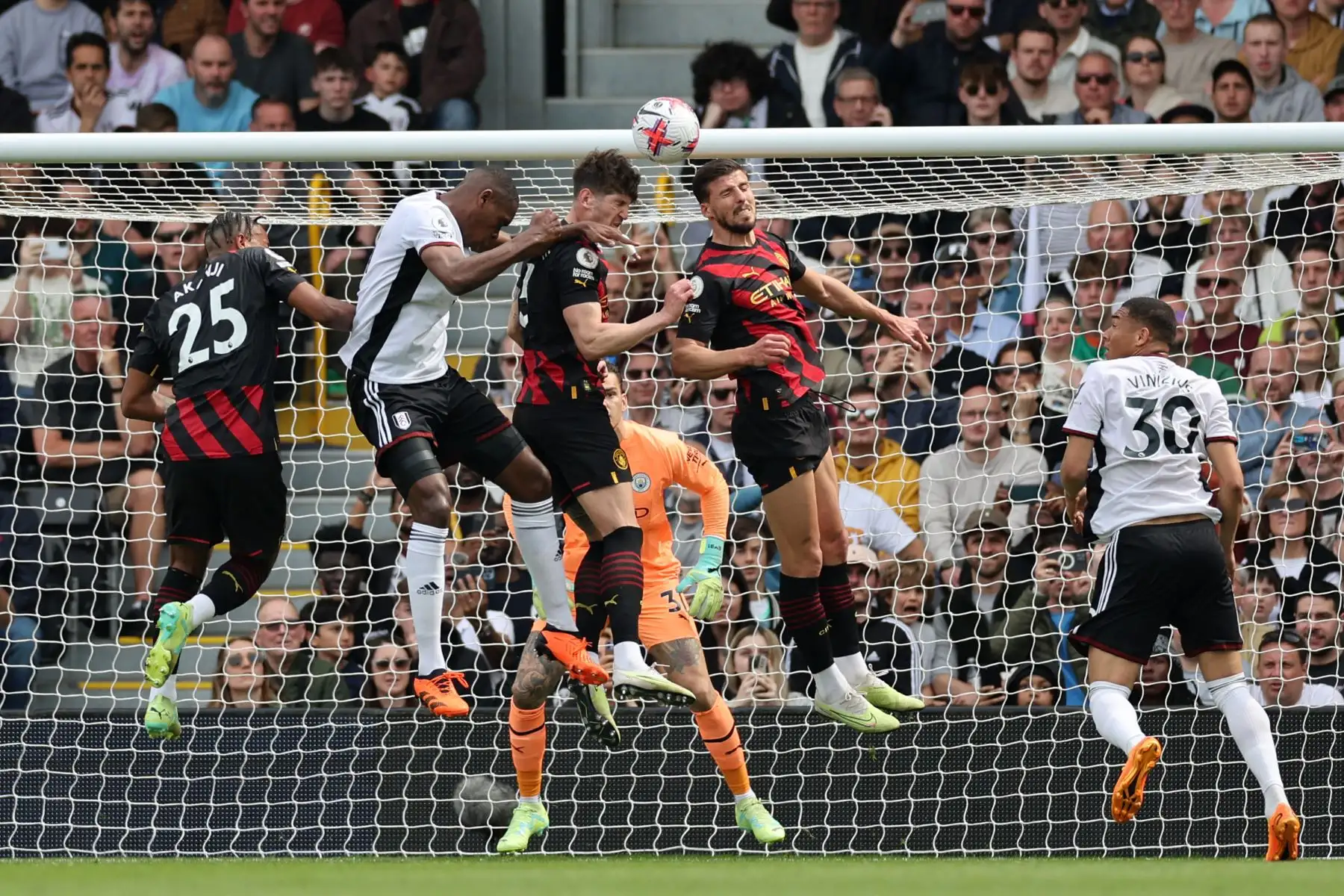 Los jugadores compiten por el balón en la portería del City durante el partido de fútbol de la Premier League inglesa entre Fulham y Manchester City en Craven Cottage en Londres el 30 de abril de 2023.
Foto: AFP