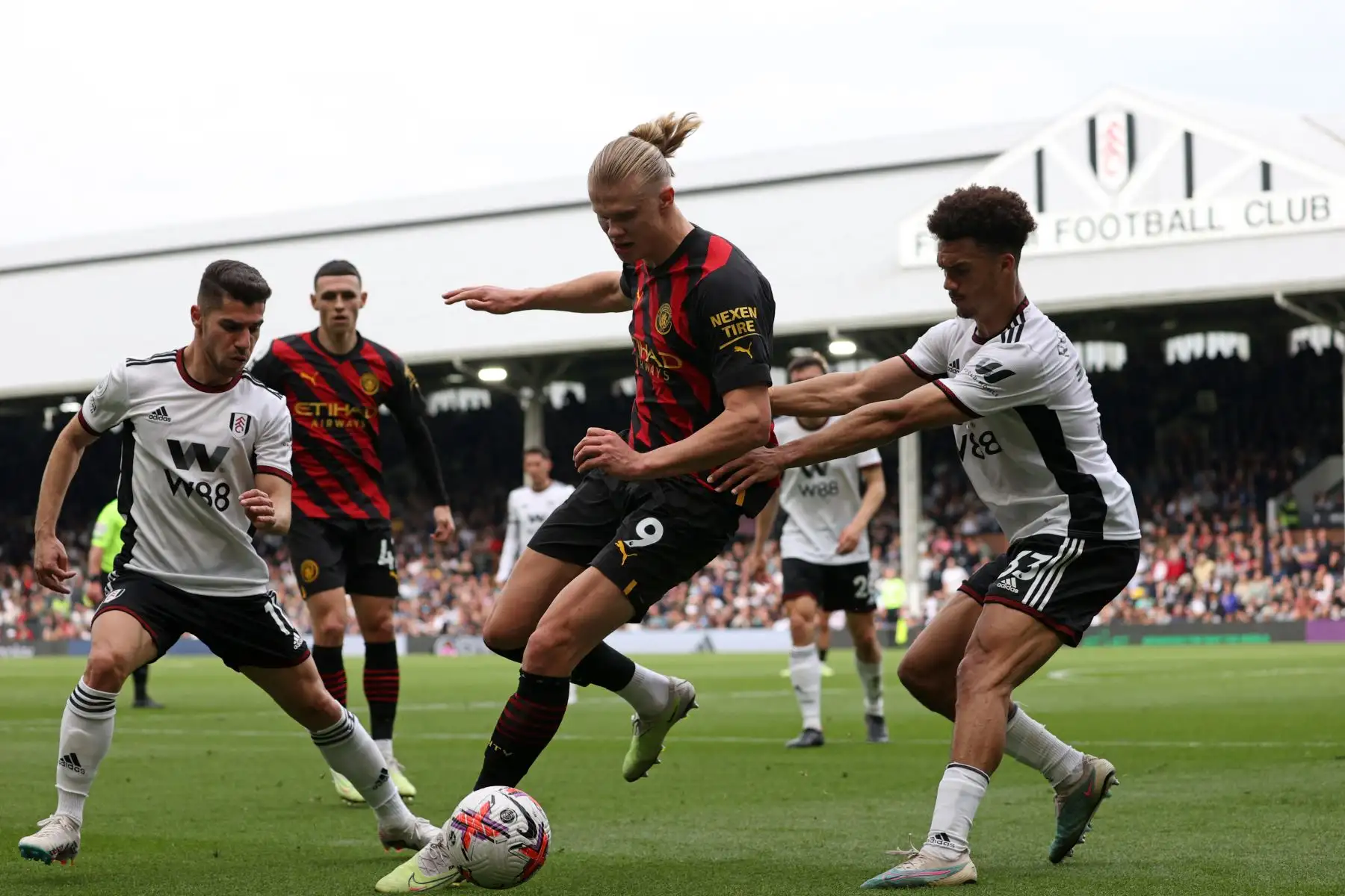 El delantero noruego del Manchester City, Erling Haaland (C), mantiene el balón en la esquina al final del partido durante el partido de fútbol de la Premier League inglesa entre Fulham y Manchester City en Craven Cottage en Londres el 30 de abril de 2023. Man City ganó el juego 2- 1.
Foto: AFP