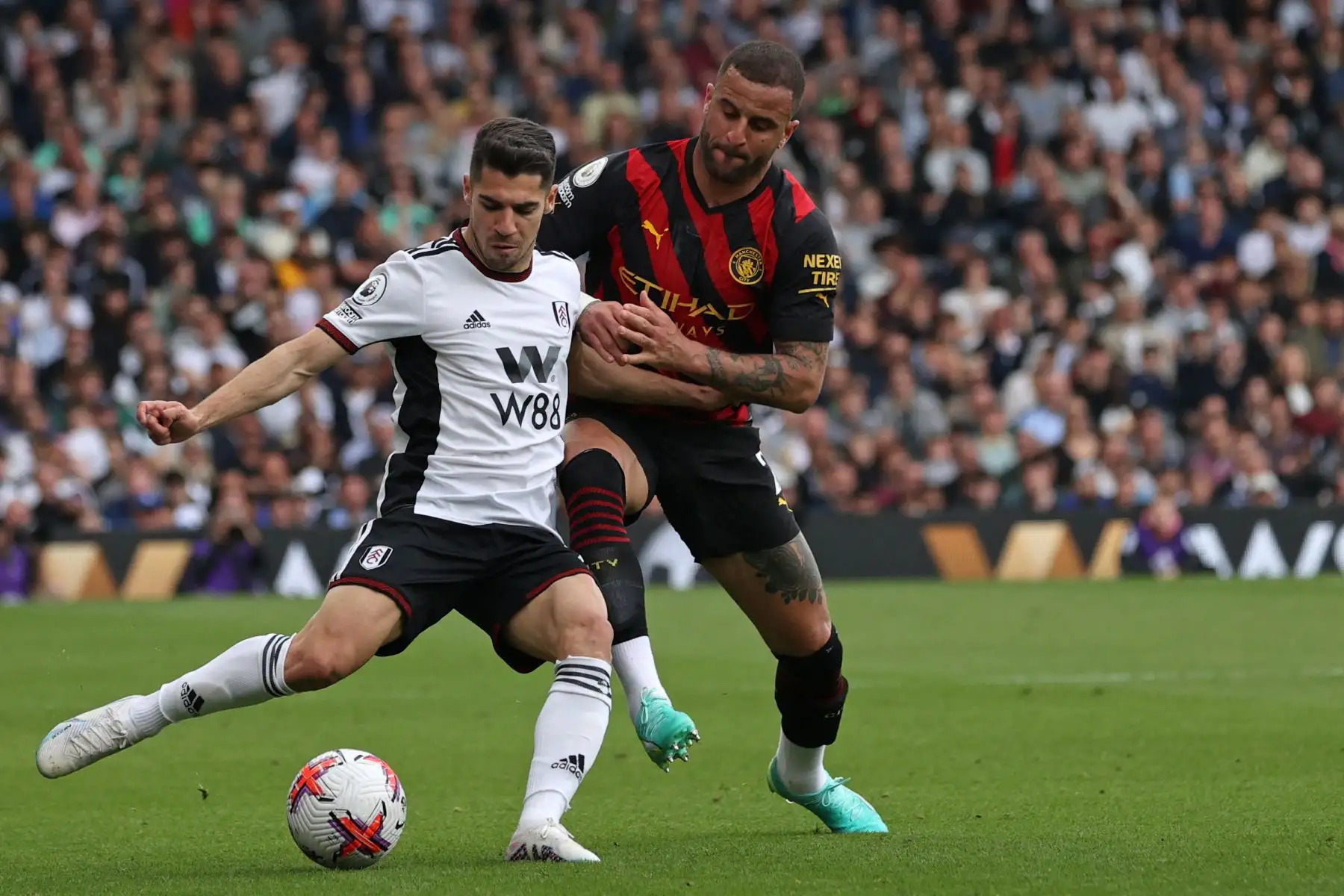 El delantero israelí del Fulham, Manor Solomon (L), compite con el defensor inglés del Manchester City, Kyle Walker (R), durante el partido de fútbol de la Premier League inglesa entre el Fulham y el Manchester City en Craven Cottage en Londres el 30 de abril de 2023.
Foto: AFP
