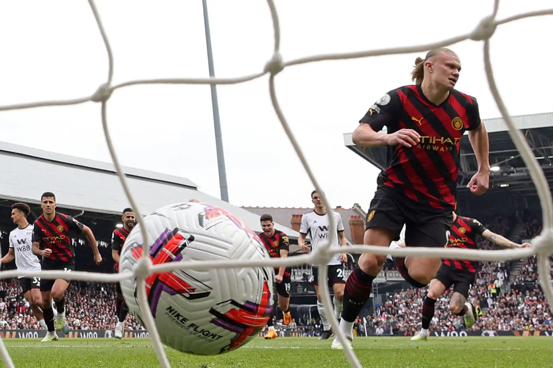 El delantero noruego del Manchester City, Erling Haaland (derecha), celebra después de marcar el primer gol desde el punto de penalti durante el partido de fútbol de la Premier League inglesa entre el Fulham y el Manchester City en Craven Cottage en Londres el 30 de abril de 2023.
Foto: AFP