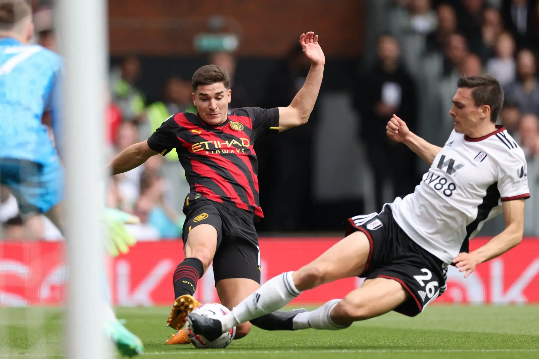 El mediocampista portugués del Fulham, Joao Palhinha (derecha), se desliza para enfrentar al delantero argentino del Manchester City, Julian Alvarez, durante el partido de fútbol de la Premier League inglesa entre el Fulham y el Manchester City en Craven Cottage en Londres el 30 de abril de 2023.
Foto: AFP