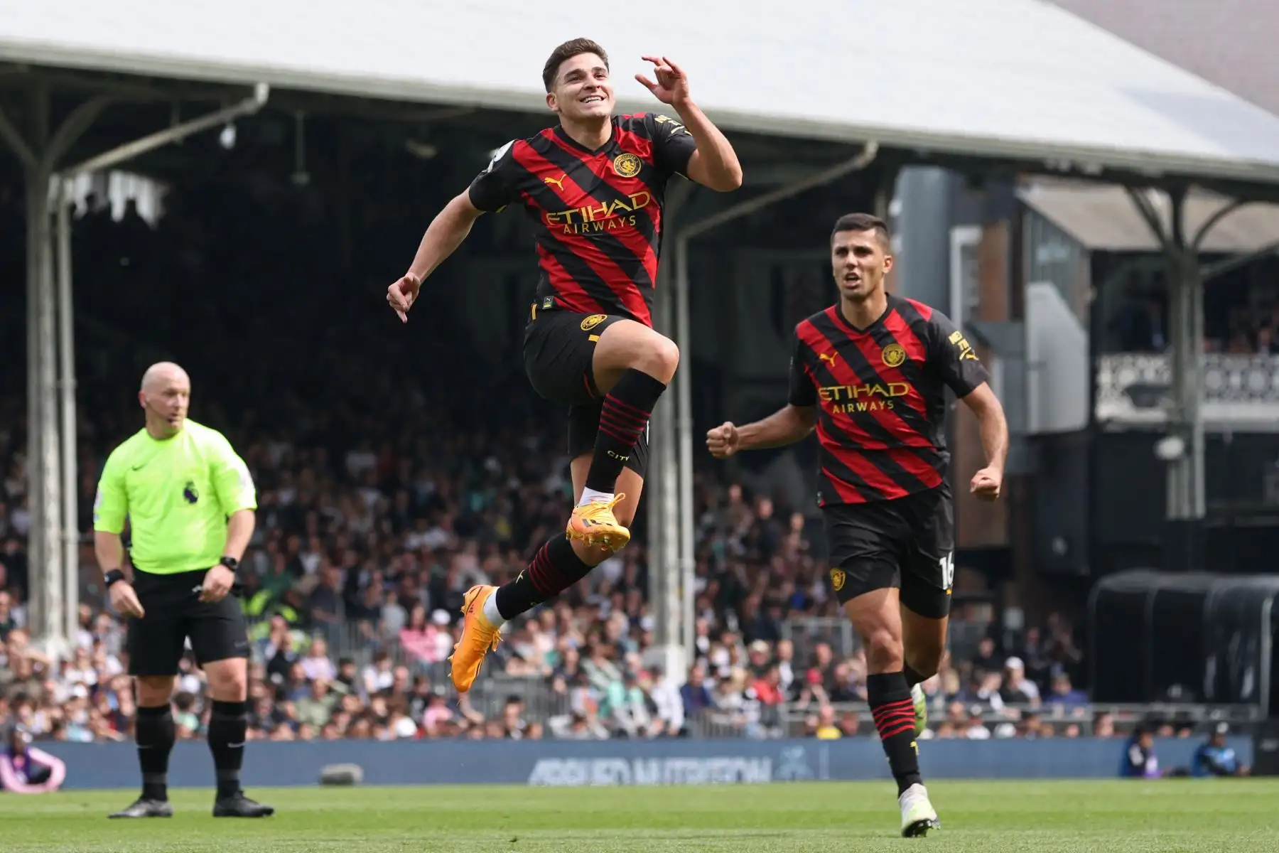 El delantero argentino del Manchester City, Julian Alvarez (C), celebra después de marcar su segundo gol durante el partido de fútbol de la Premier League inglesa entre Fulham y Manchester City en Craven Cottage en Londres el 30 de abril de 2023.
Foto: AFP
