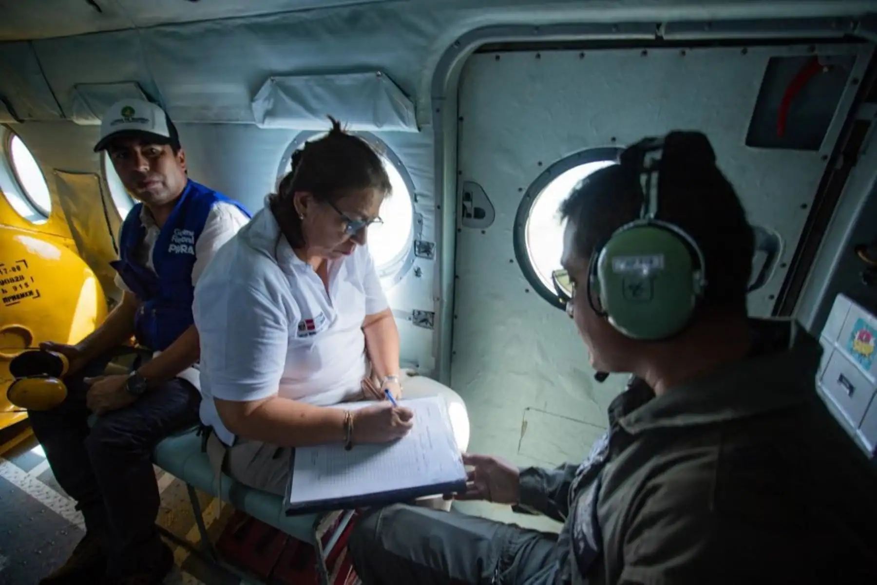 La ministra Nelly Paredes, junto a autoridades locales, INDECI y representantes de las Juntas de Usuarios, sobrevoló las cuencas de los ríos Piura y Chira en Sullana, Piura, para evaluar las afectaciones en la región. Foto: ANDINA/Ministerio de Desarrollo Agrario