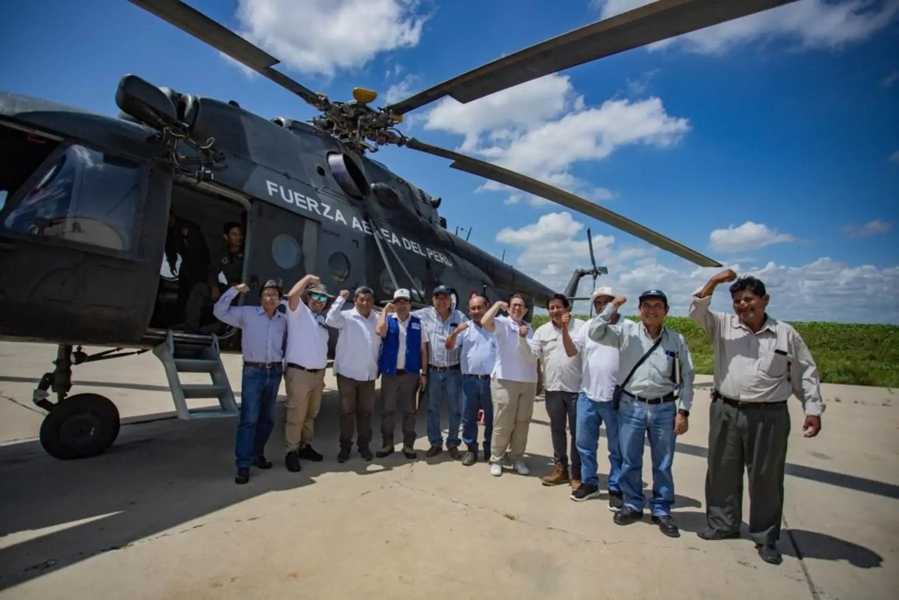 La ministra Nelly Paredes, junto a autoridades locales, INDECI y representantes de las Juntas de Usuarios, sobrevoló las cuencas de los ríos Piura y Chira en Sullana, Piura, para evaluar las afectaciones en la región. Foto: ANDINA/Ministerio de Desarrollo Agrario