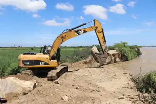 Maquinaria pesada en pleno trabajo de descolmatación o limpieza de cauce de un río. ANDINA/Difusión